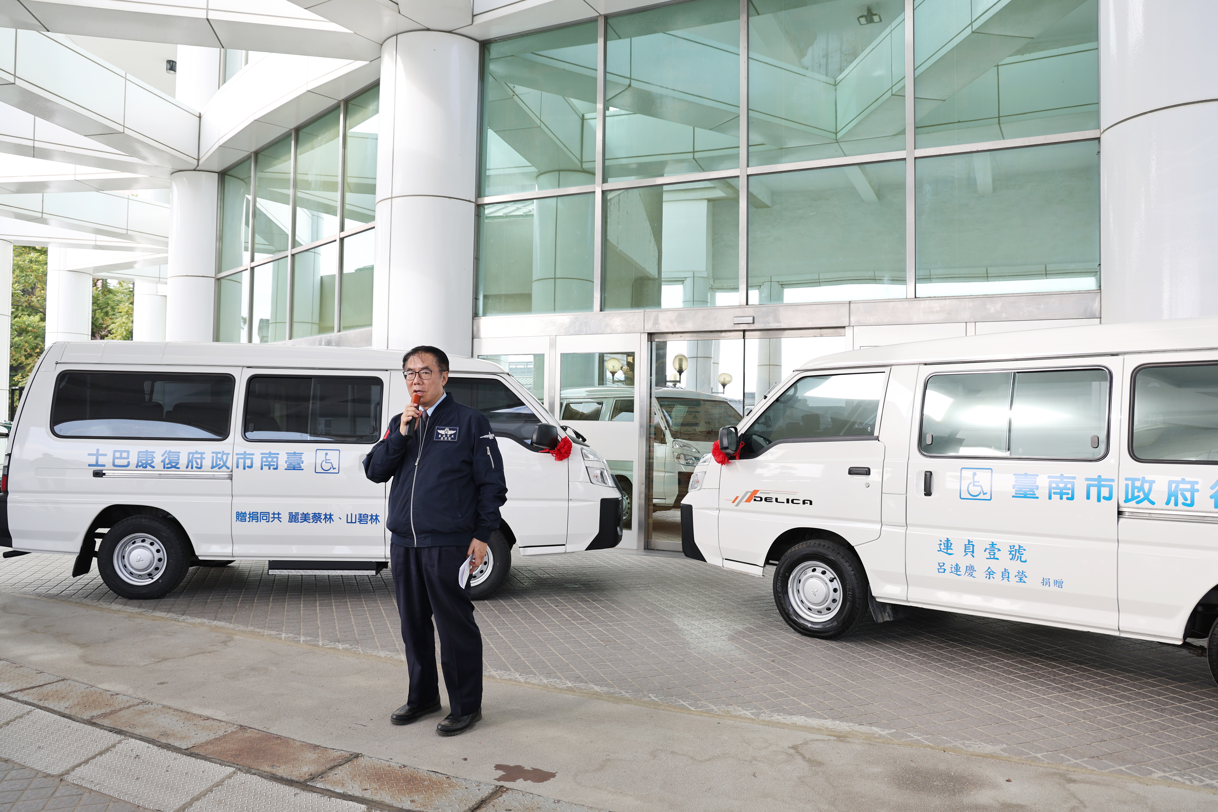 熱心民眾捐贈2輛復康巴士　黃偉哲感謝善心回饋照顧弱勢市民