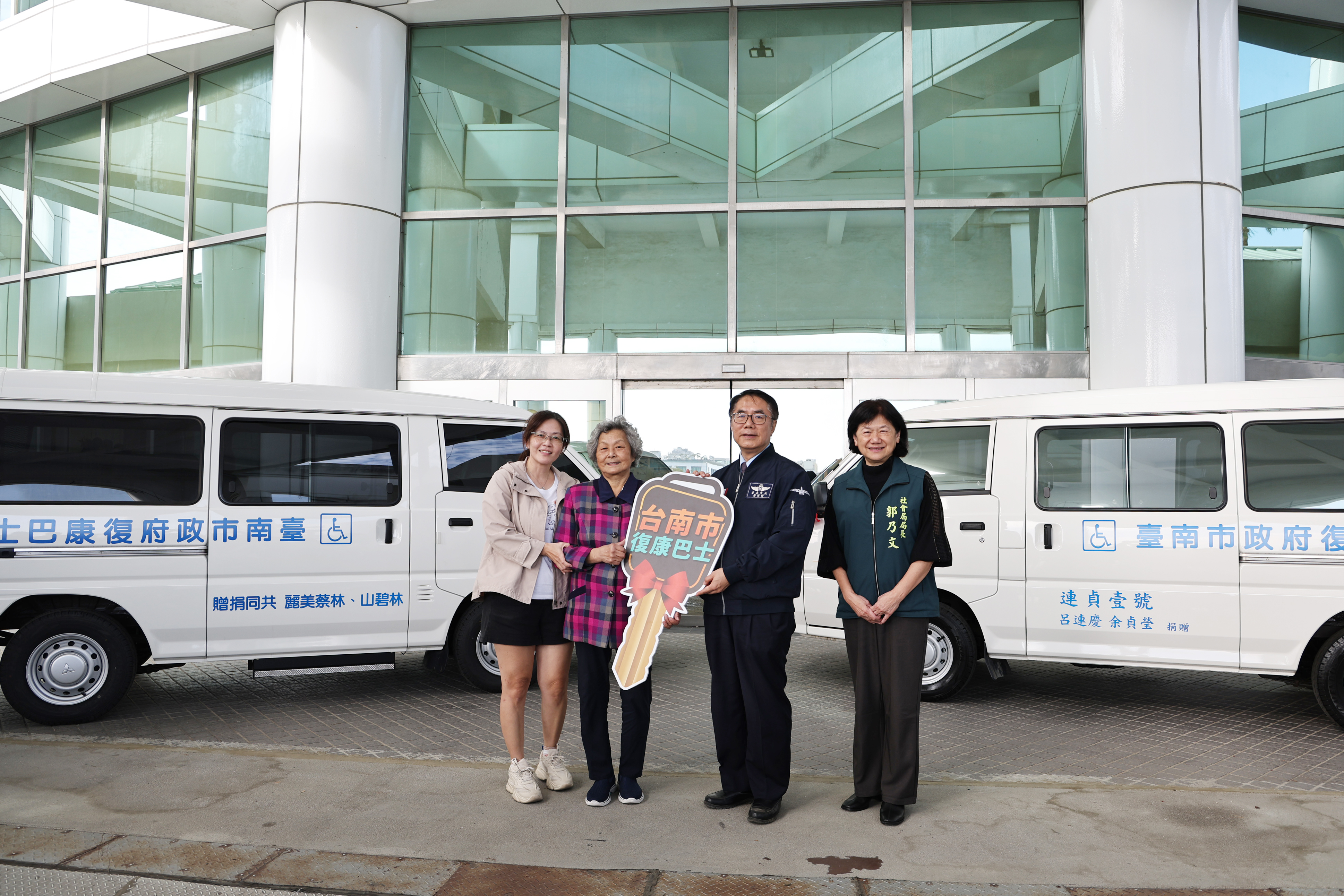 熱心民眾捐贈2輛復康巴士　黃偉哲感謝善心回饋照顧弱勢市民