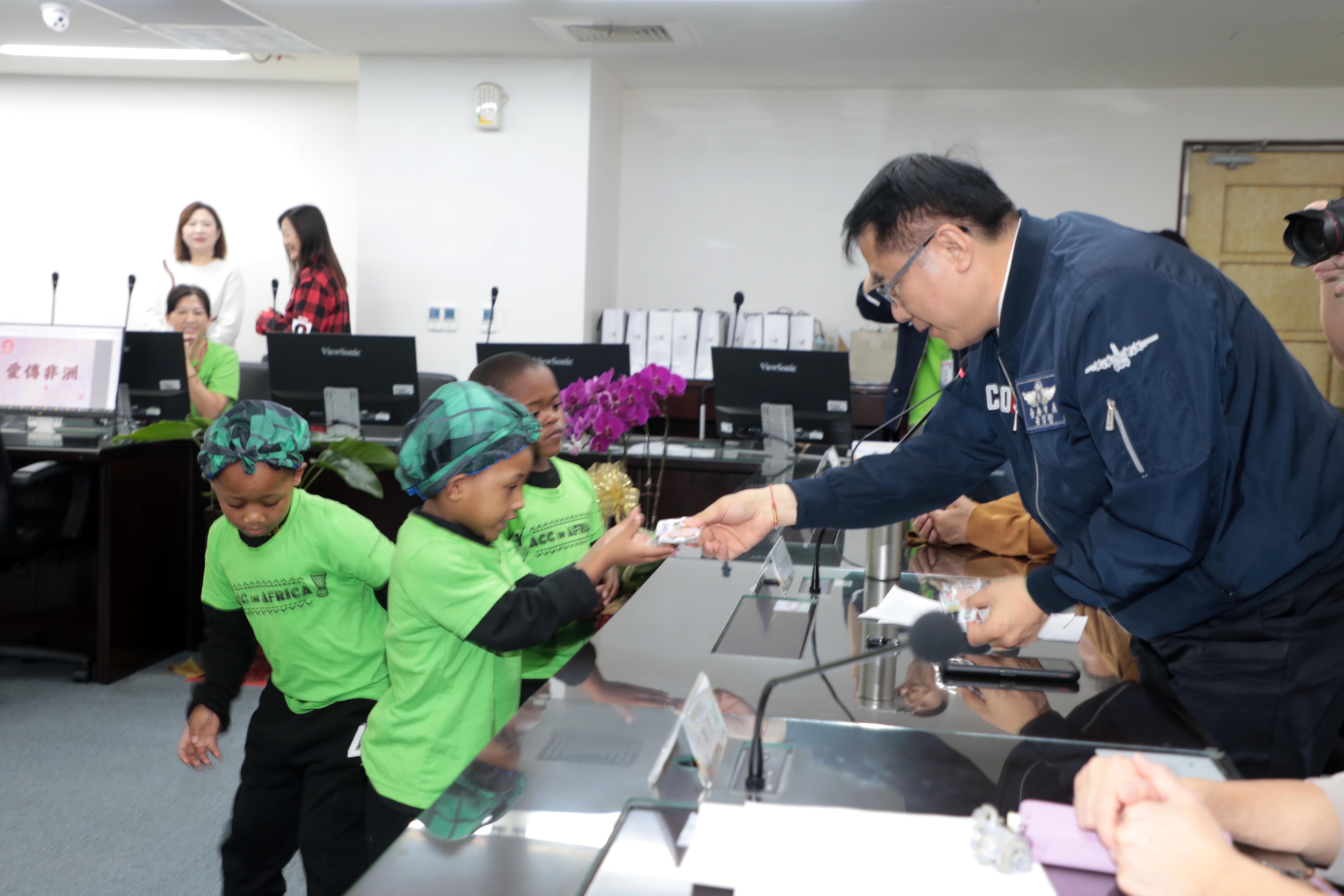 非洲賴索托院童拜會市長　歌聲傳遞感恩　黃偉哲：讓愛與希望跨越國界