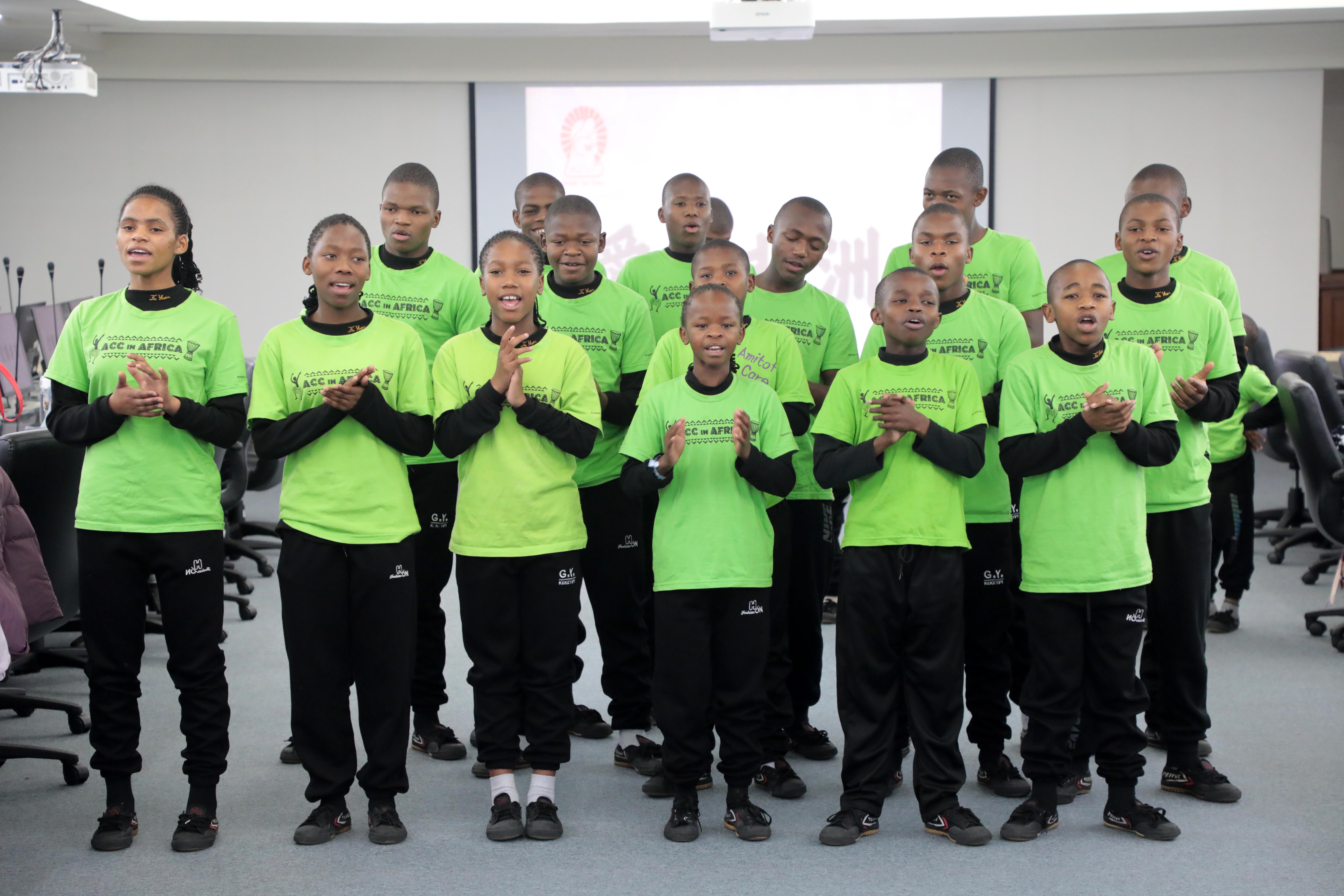 非洲賴索托院童拜會市長　歌聲傳遞感恩　黃偉哲：讓愛與希望跨越國界