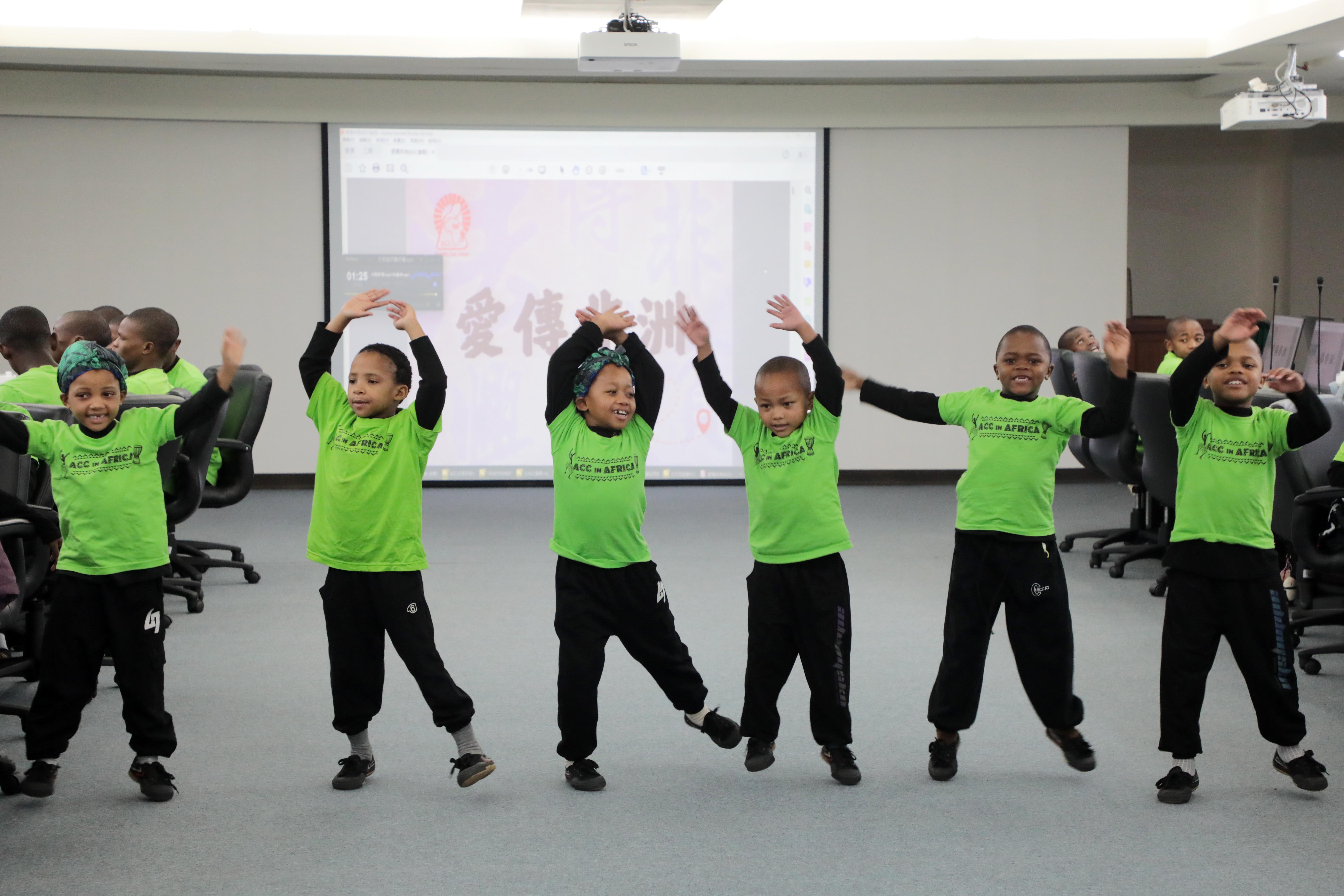 非洲賴索托院童拜會市長　歌聲傳遞感恩　黃偉哲：讓愛與希望跨越國界