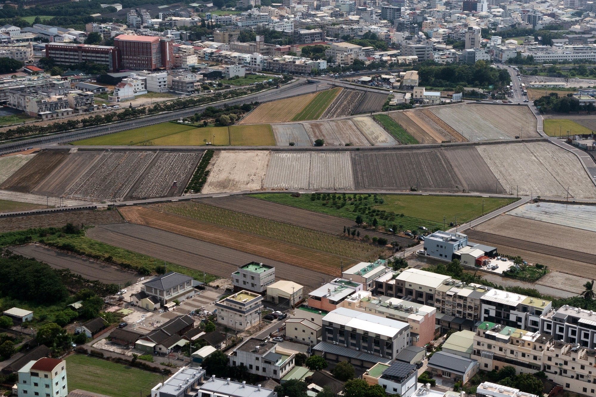 臺南市政府地政局榮獲土地利用監測作業成果評鑑模範金獎，辦理量能及效率受內政部國土管理署肯定