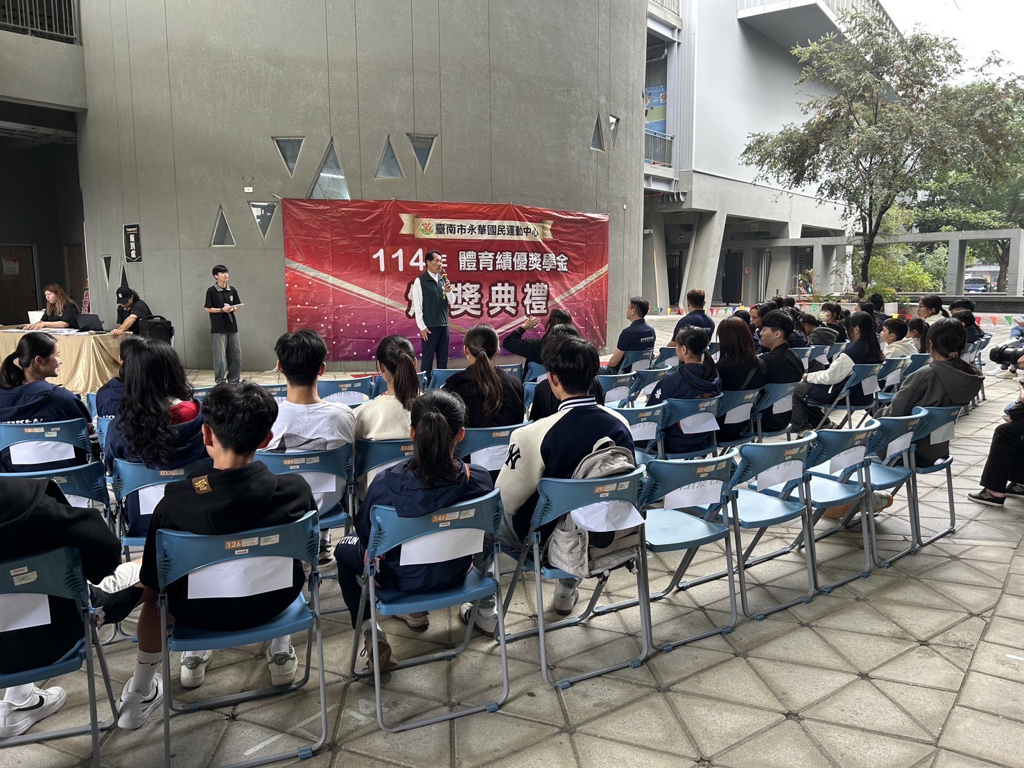 臺南市永華國民運動中心頒發114年度體育績優獎助金 體育局長陳良乾頒獎肯定63位績優選手表現