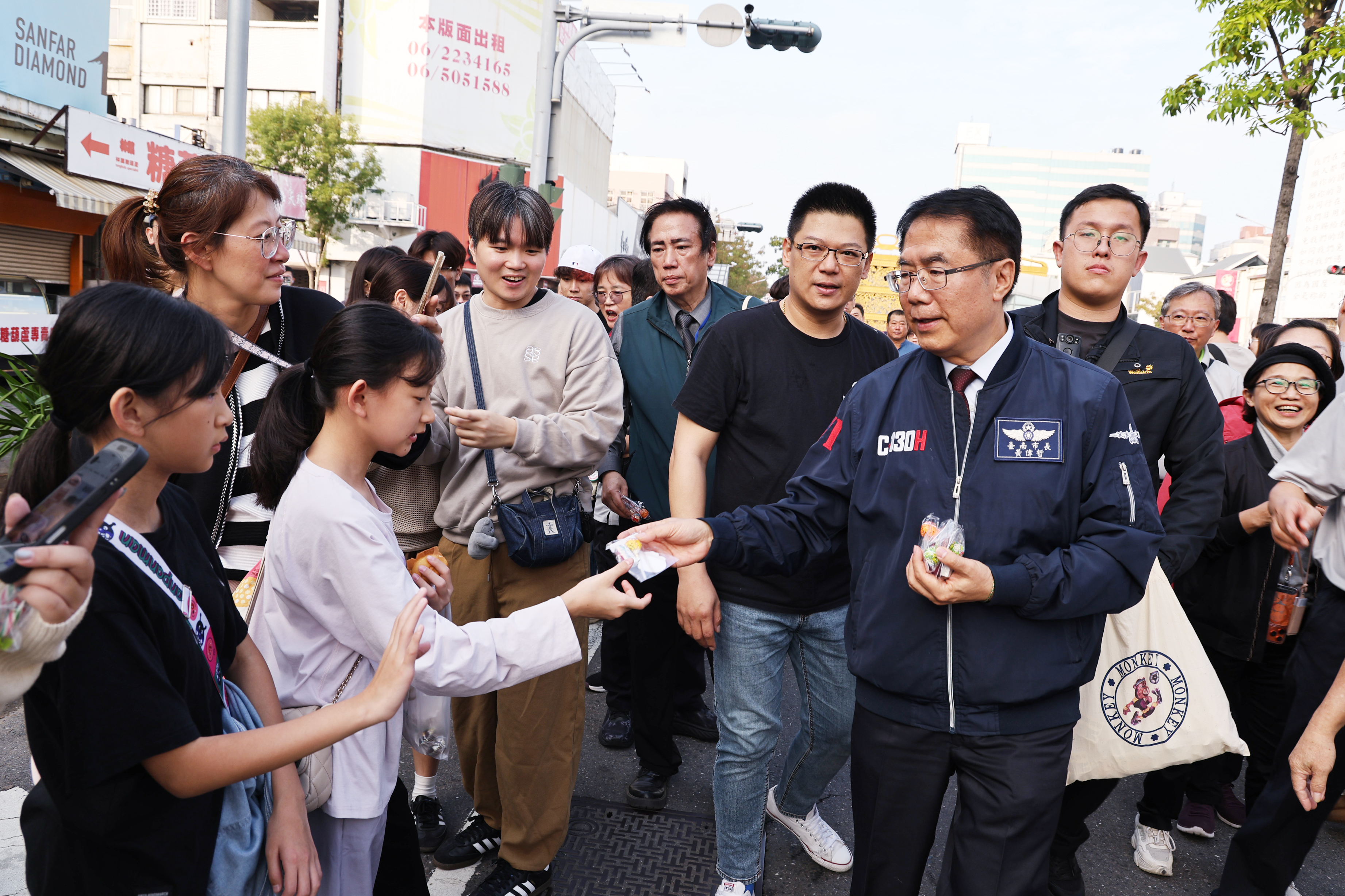 糖果森林海安聖誕日登場 黃偉哲逛市集、讚台南處處精彩