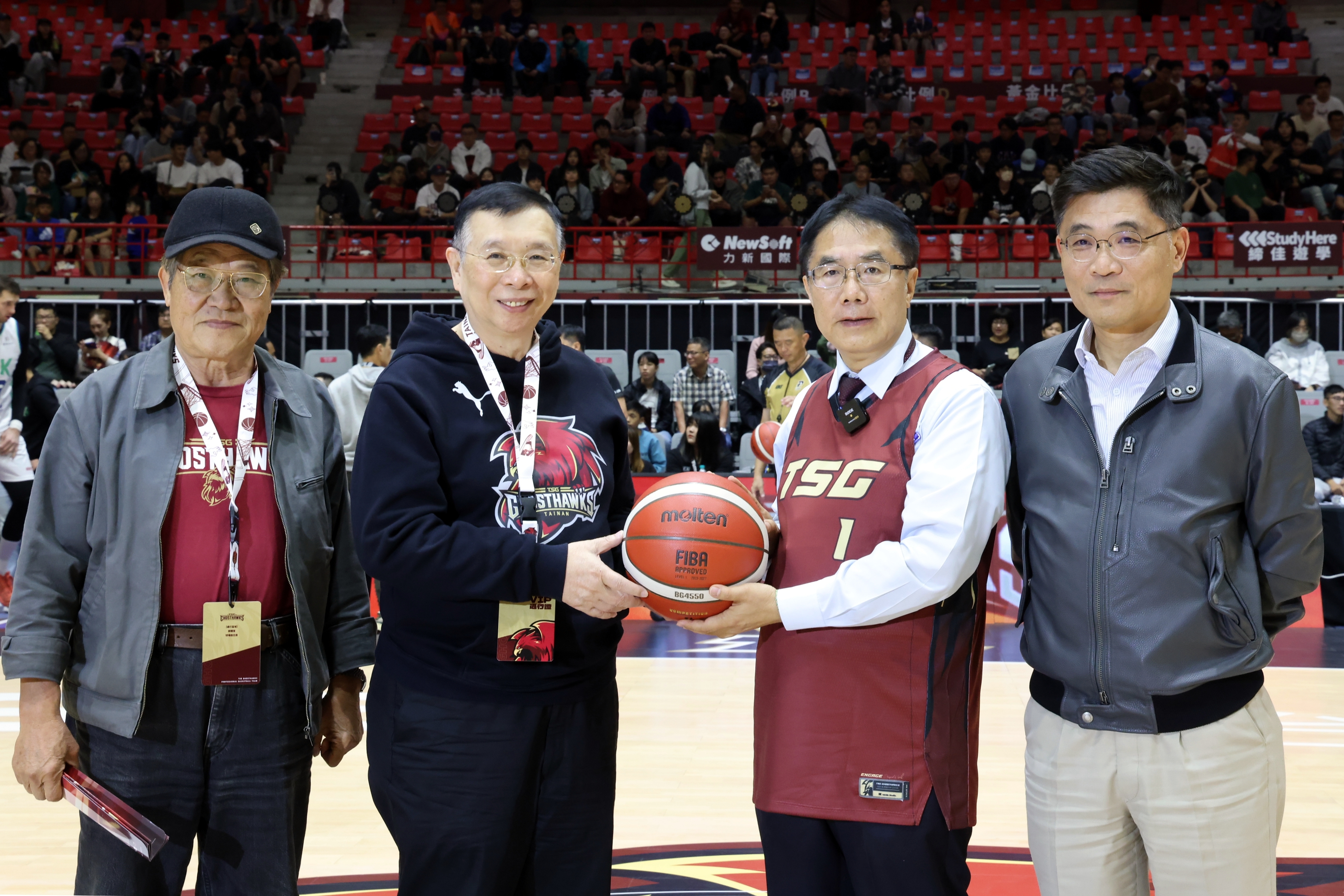力挺在地職籃 黃偉哲為台鋼獵鷹新賽季主場開幕加油