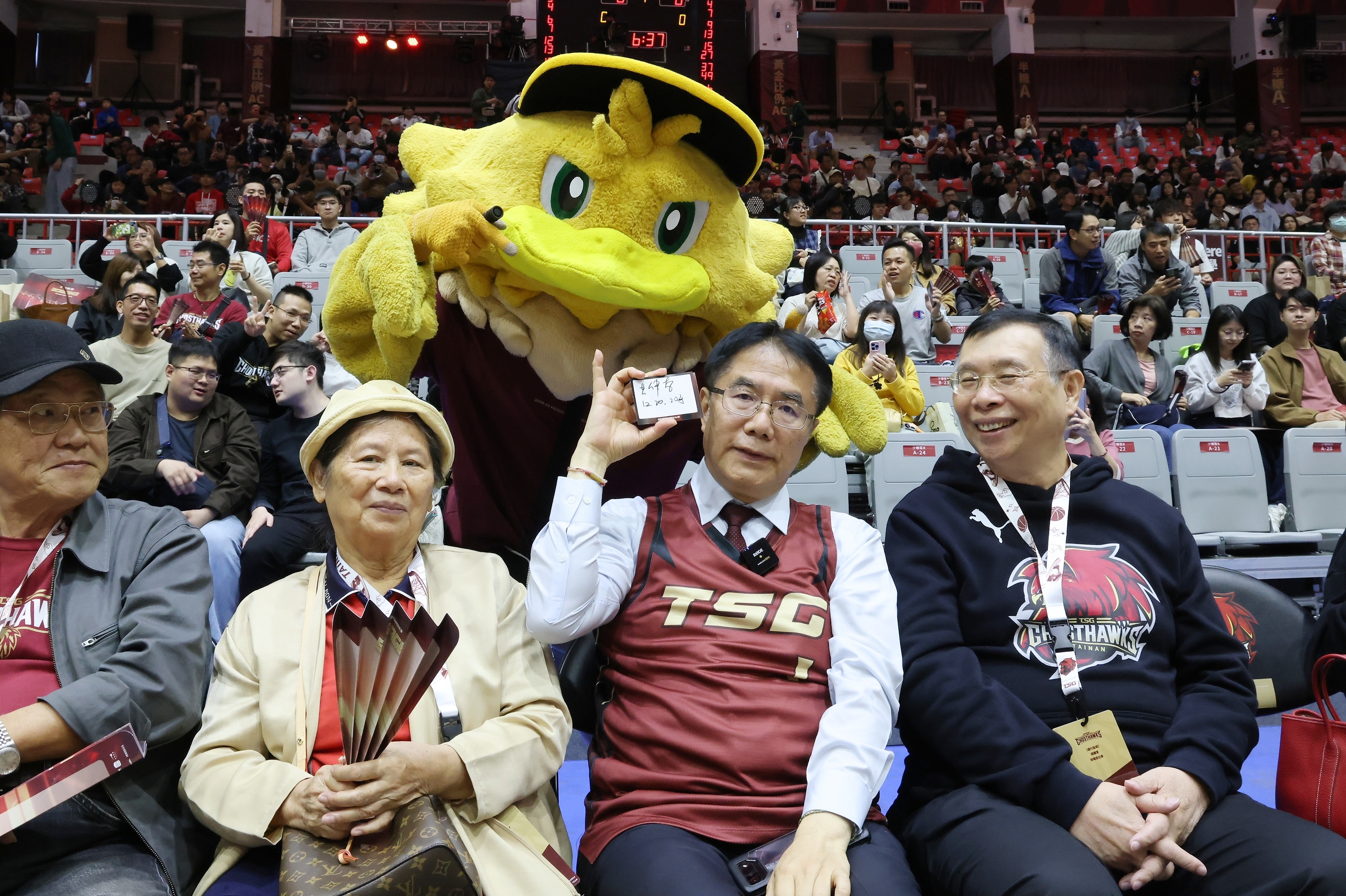 力挺在地職籃 黃偉哲為台鋼獵鷹新賽季主場開幕加油