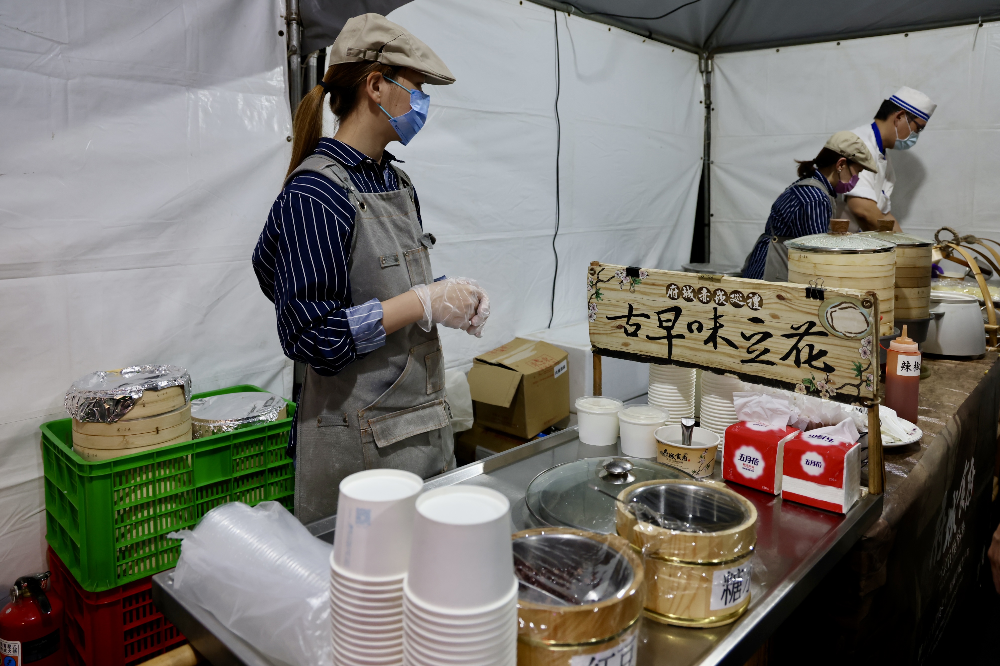 後台美食應援！ 黃偉哲用擔仔麵、水果糖葫蘆為耶誕演唱會藝人加油