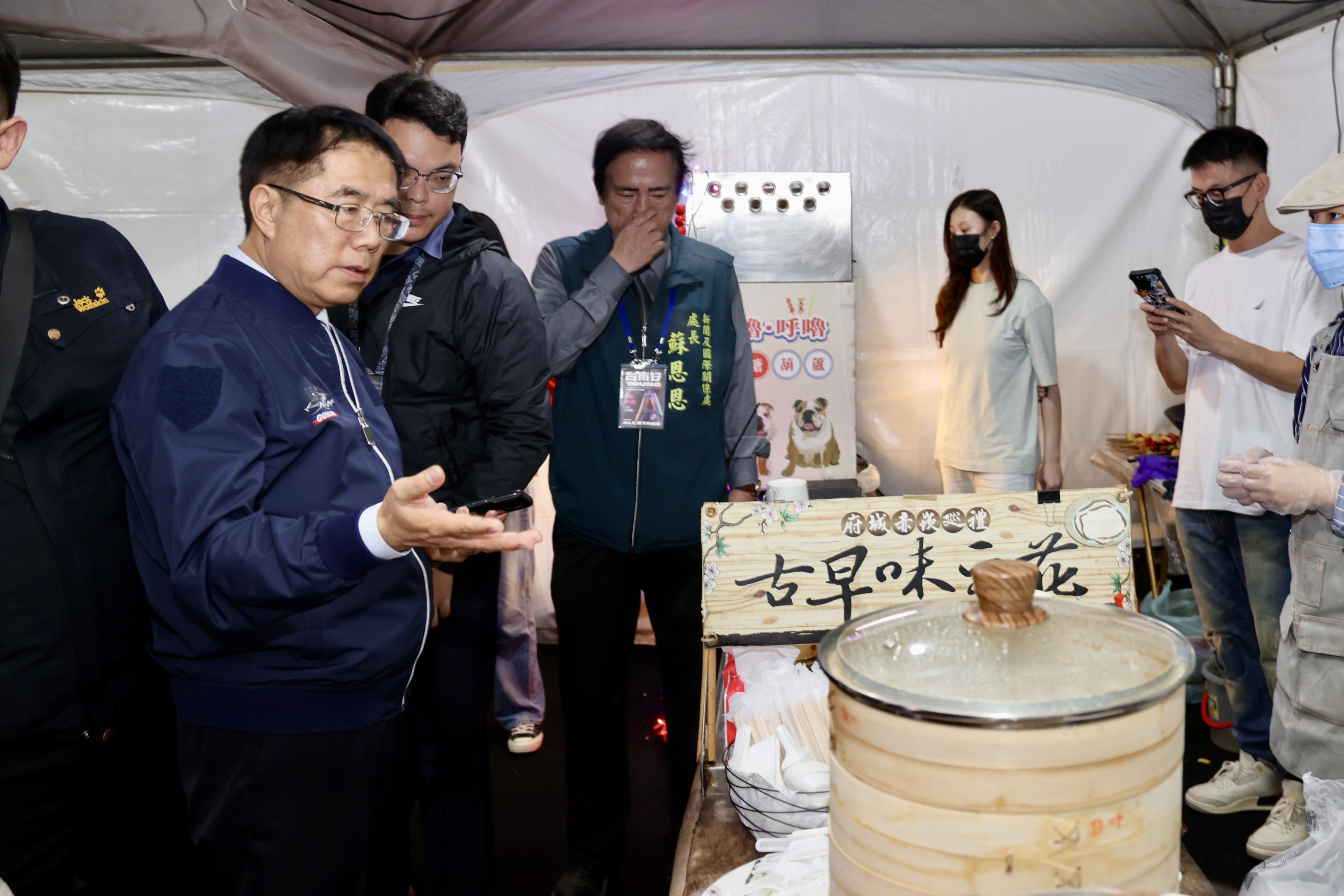 後台美食應援！ 黃偉哲用擔仔麵、水果糖葫蘆為耶誕演唱會藝人加油