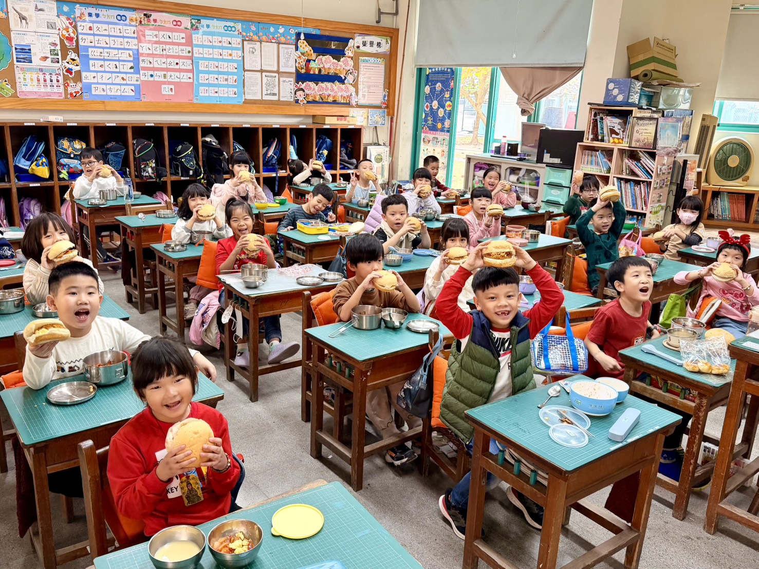 聖誕鐘聲響 餐桌添驚喜 臺南各校發揮巧思打造節慶特色午餐 傳遞健康與祝福