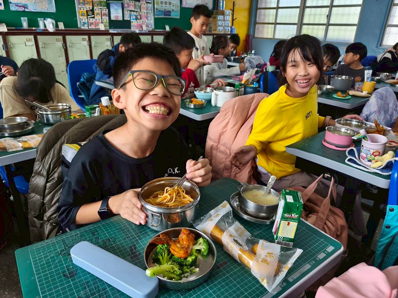 聖誕鐘聲響 餐桌添驚喜 臺南各校發揮巧思打造節慶特色午餐 傳遞健康與祝福