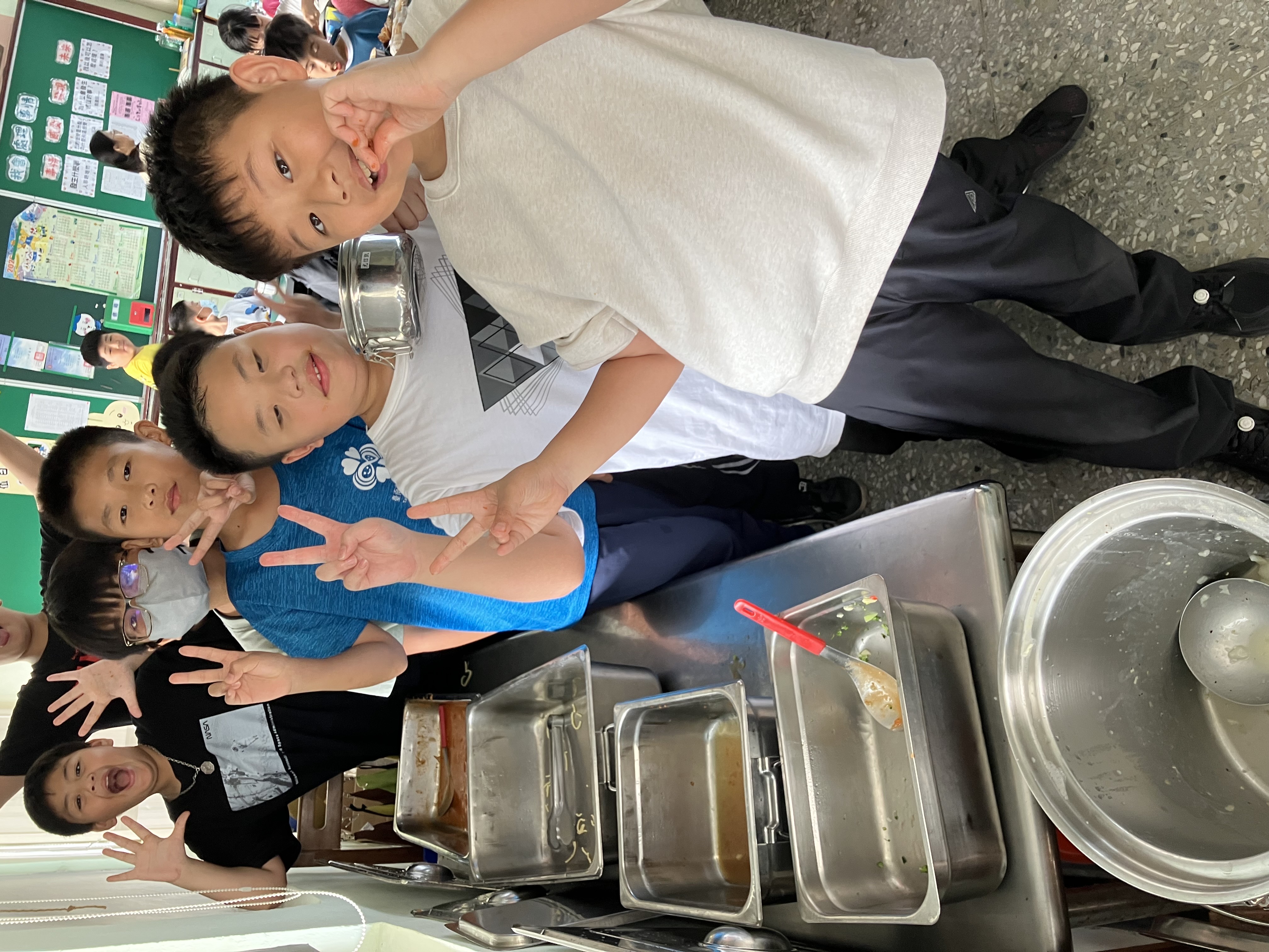 聖誕鐘聲響 餐桌添驚喜 臺南各校發揮巧思打造節慶特色午餐 傳遞健康與祝福