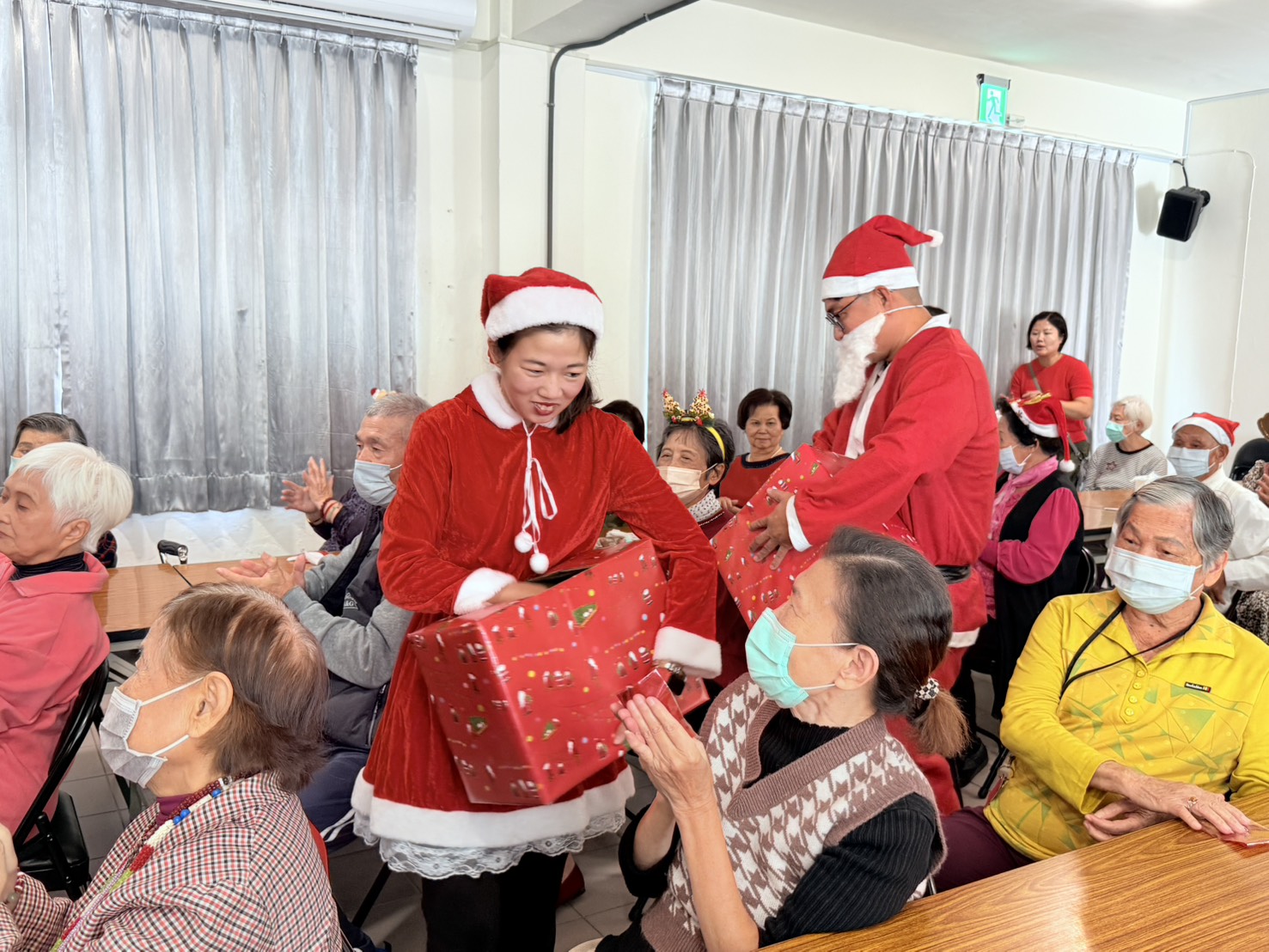 南市社會局銀髮悠活園區聖誕溫暖傳愛　打造健康長者在地安老環境