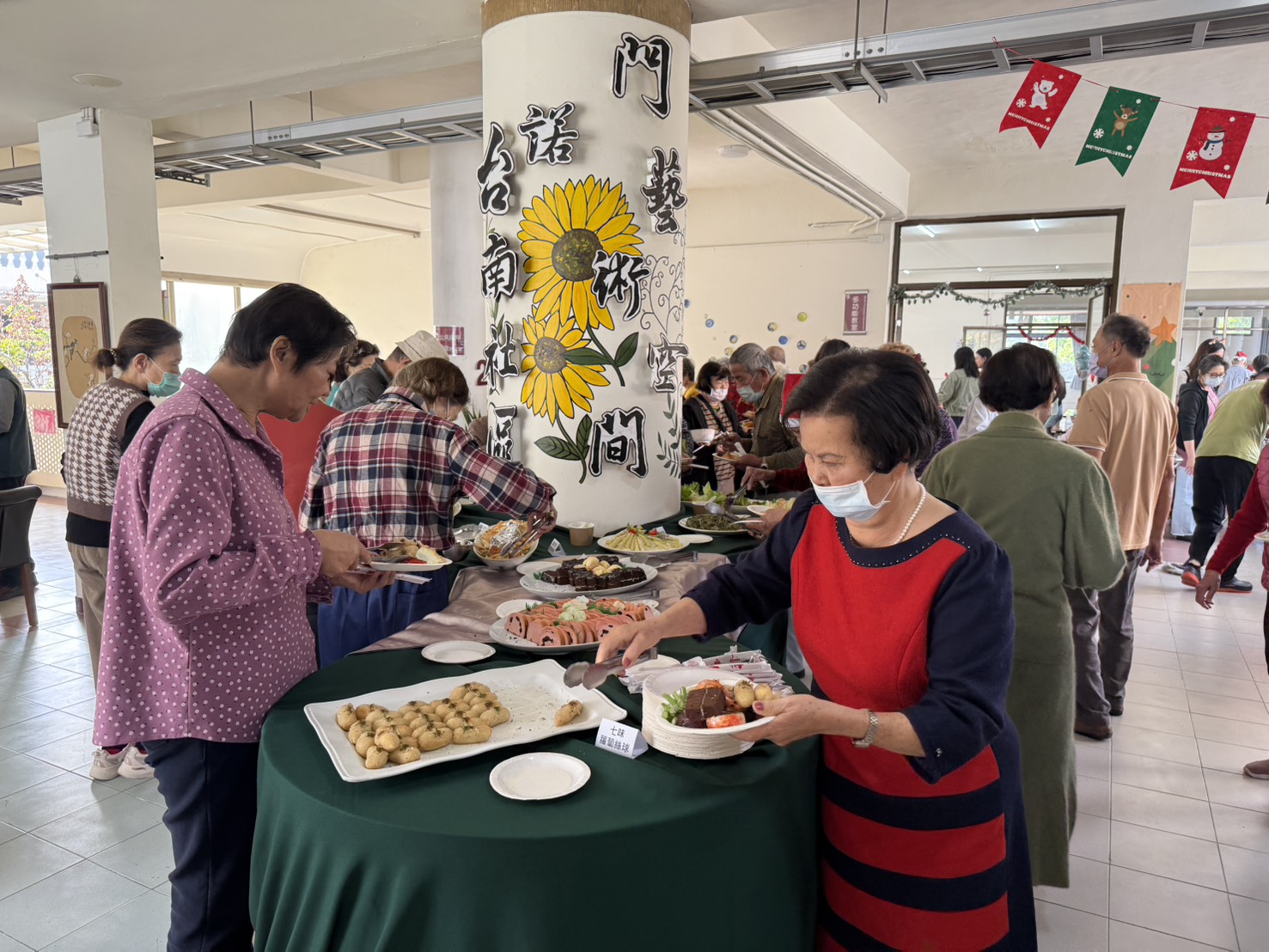 南市社會局銀髮悠活園區聖誕溫暖傳愛　打造健康長者在地安老環境