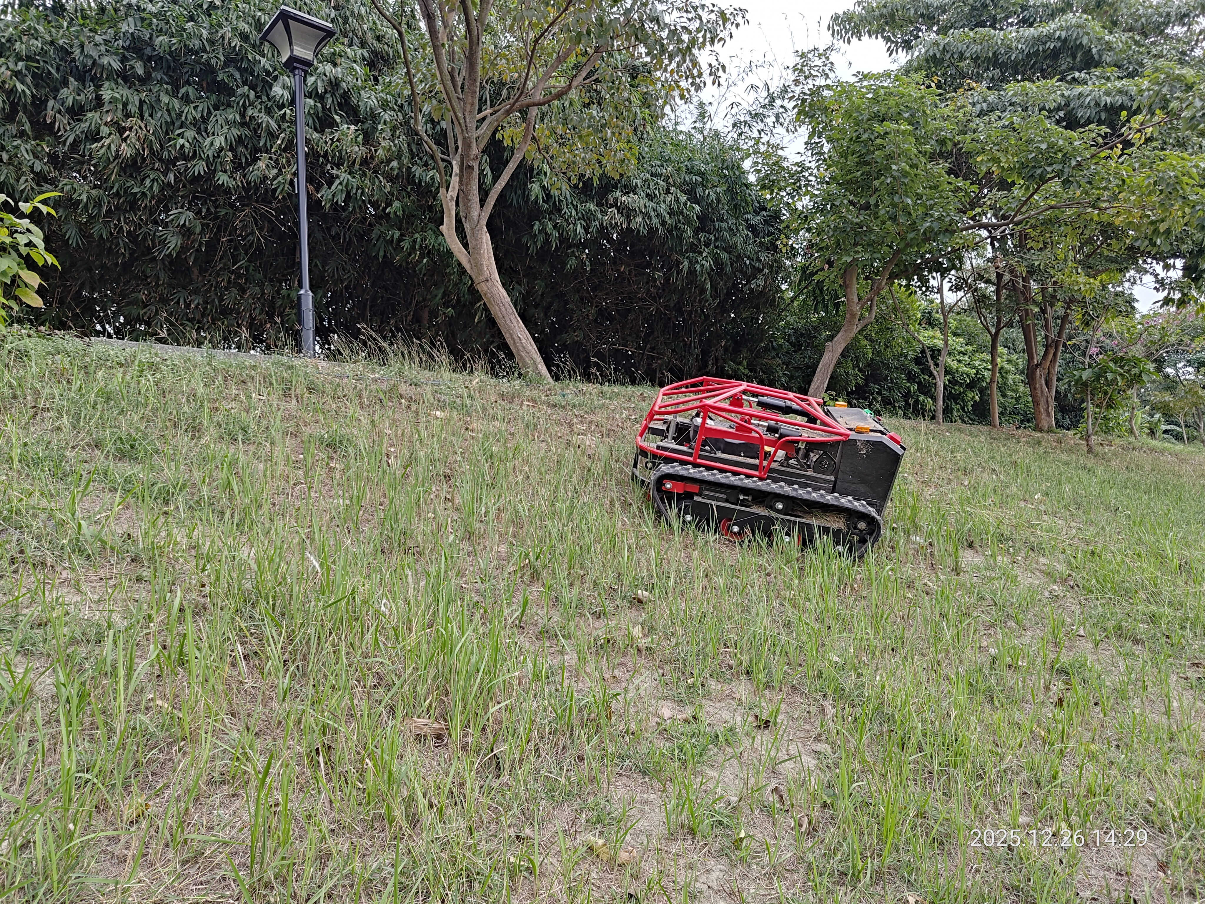 黃偉哲市長推動智能導入 水利局試辦智慧機器人除草