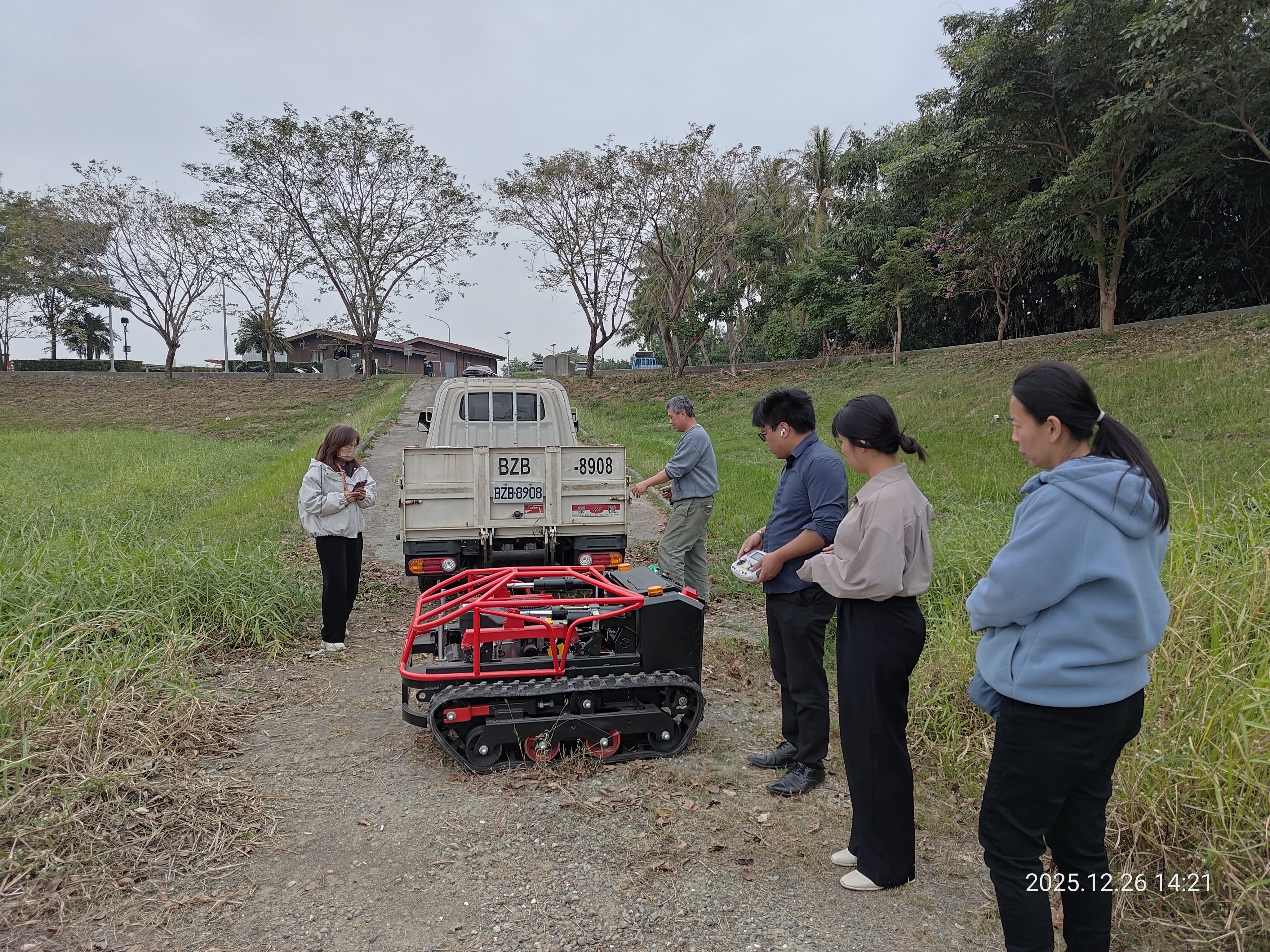 黃偉哲市長推動智能導入 水利局試辦智慧機器人除草