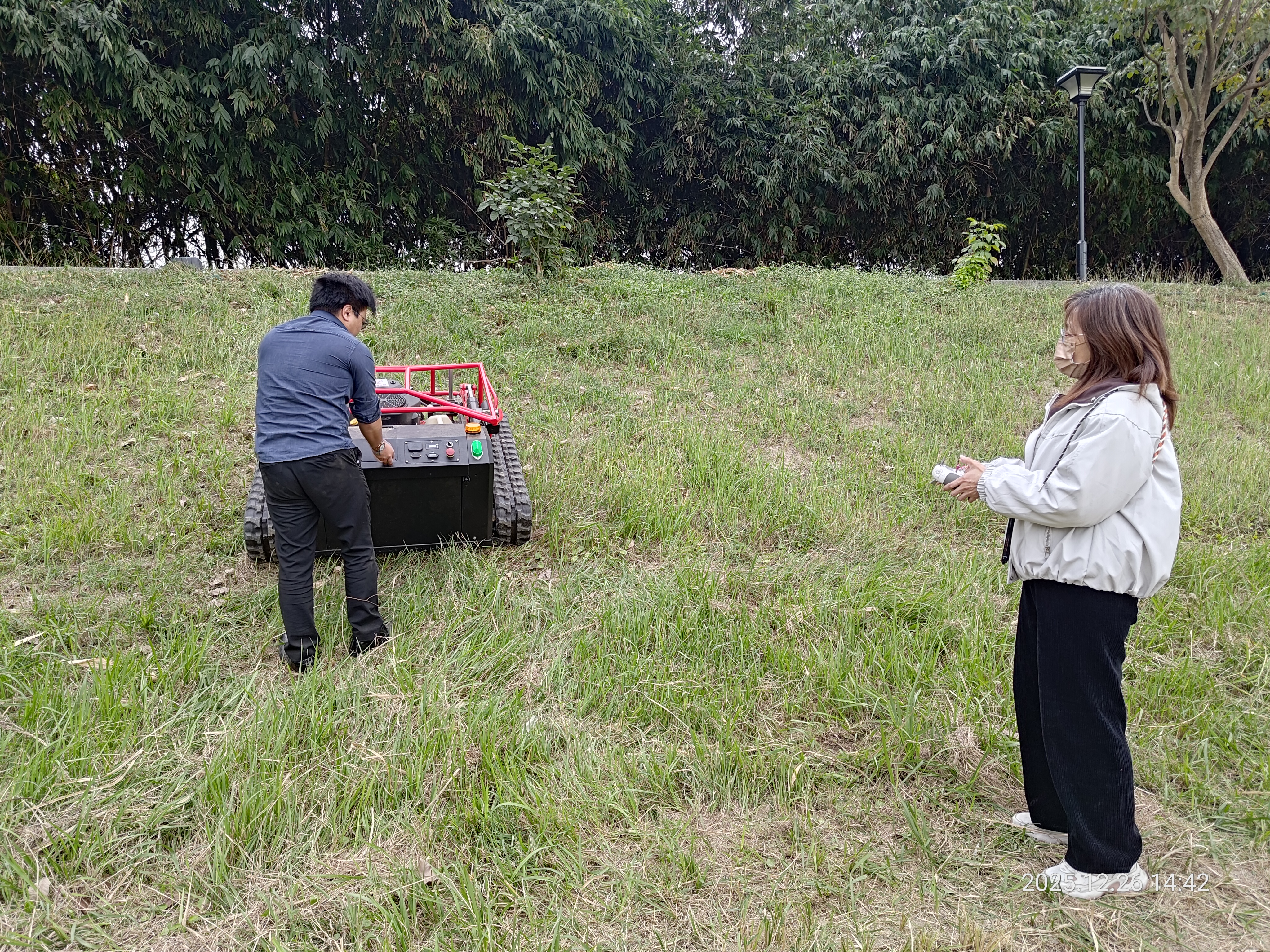 黃偉哲市長推動智能導入 水利局試辦智慧機器人除草