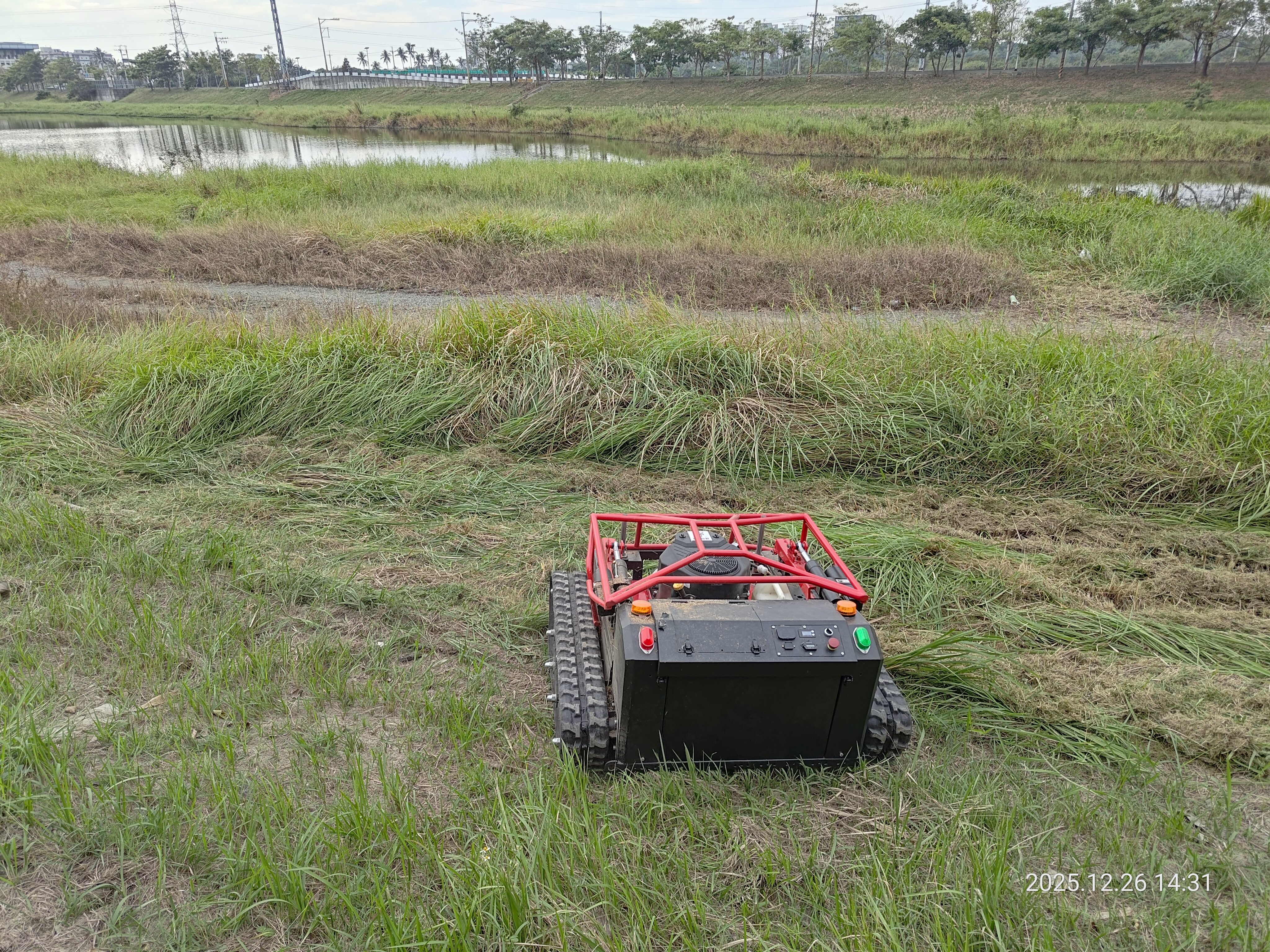 黃偉哲市長推動智能導入 水利局試辦智慧機器人除草