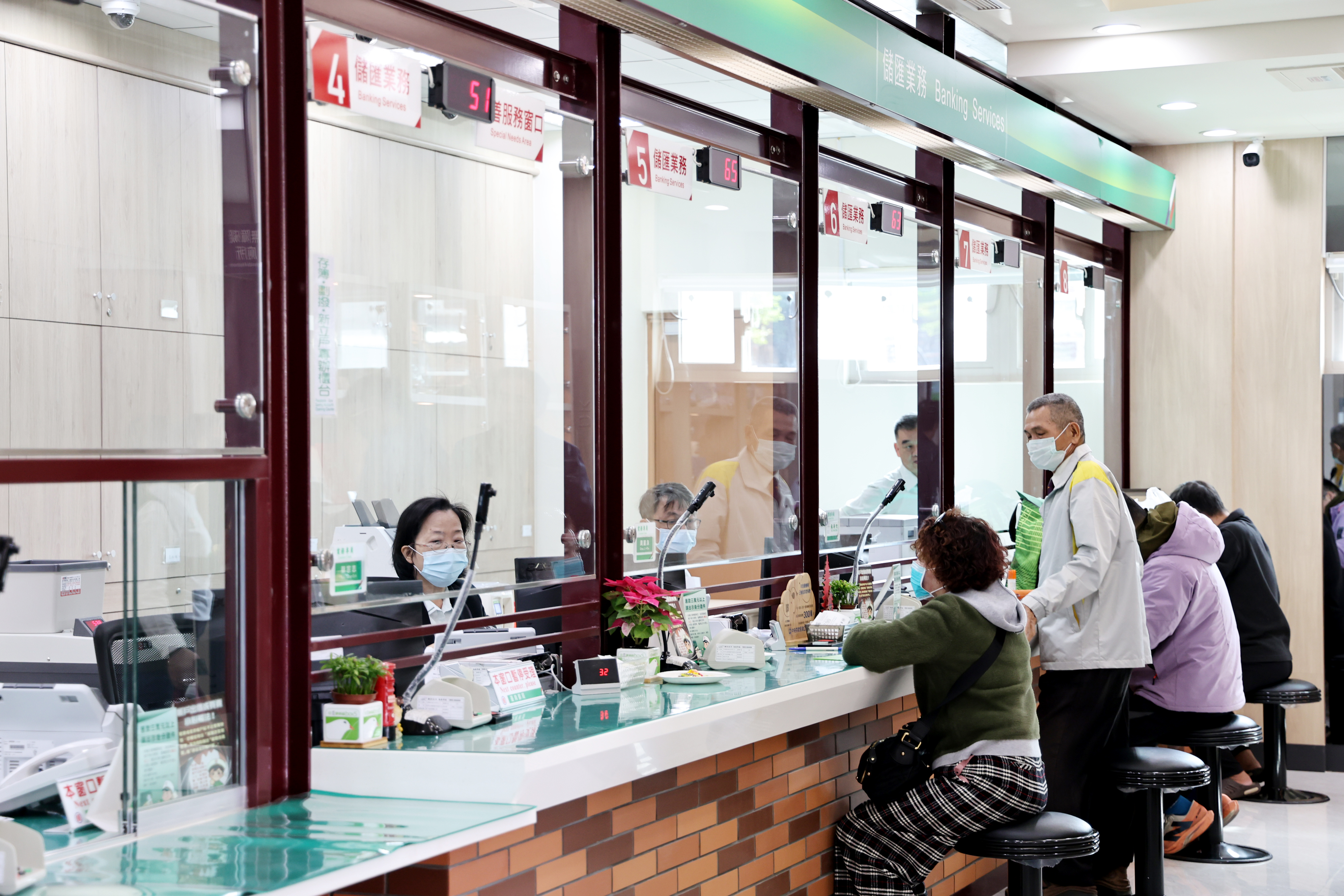 台南安平郵局喬遷慶開幕「劍獅郵筒」亮眼曝光  黃偉哲植樹見證百年郵局嶄新啟航