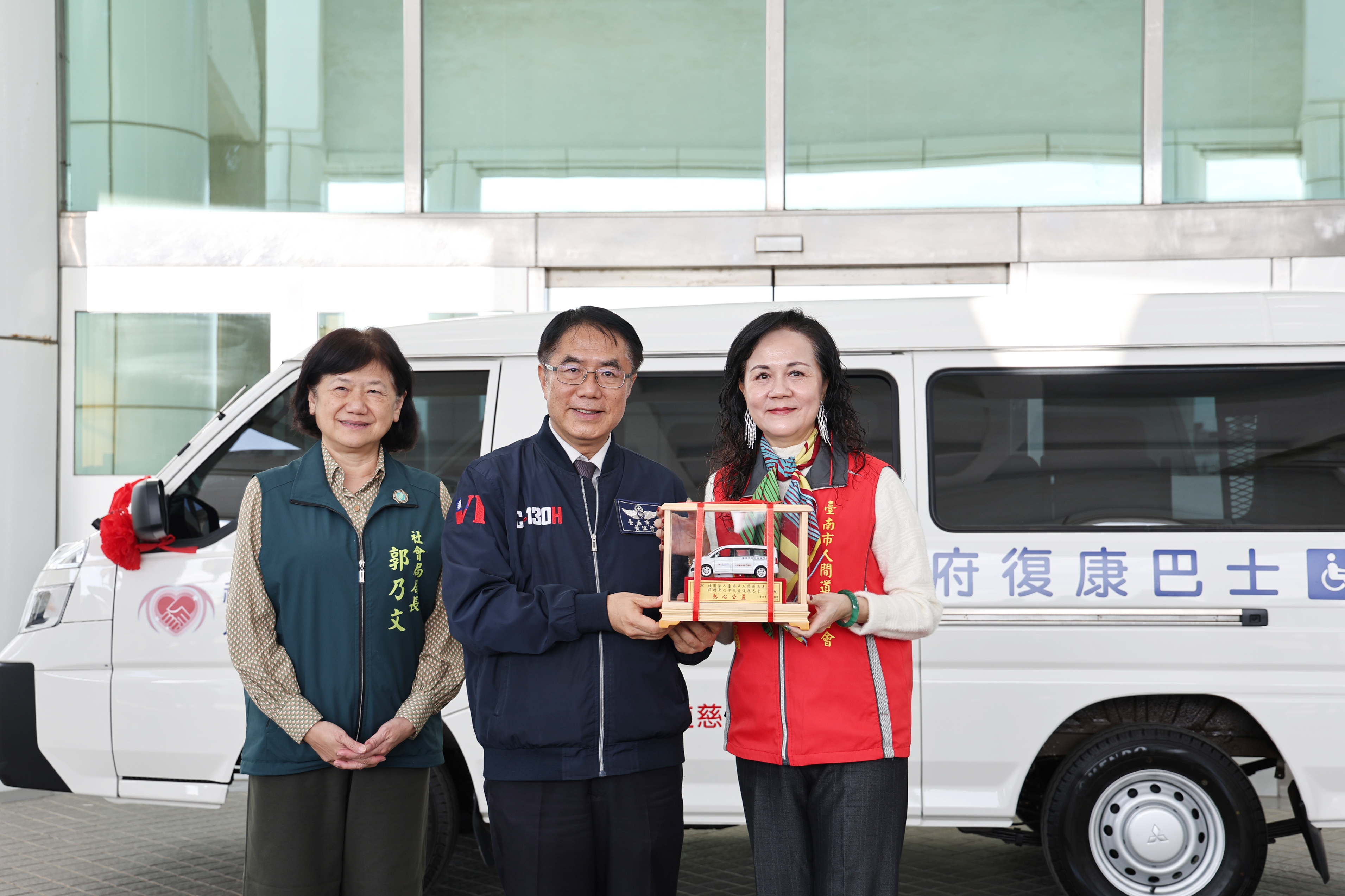 台南市人間道慈善會捐贈1輛復康巴士 黃偉哲感謝為身障者提供便捷服務
