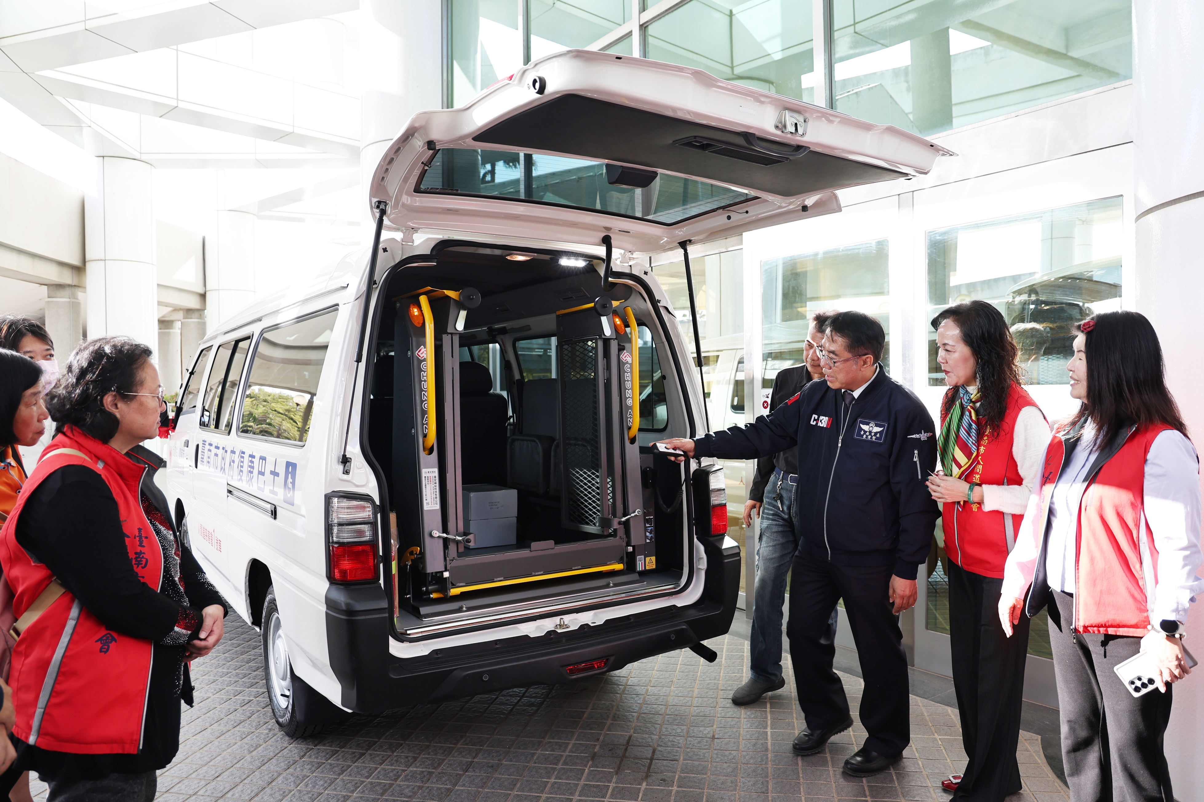 台南市人間道慈善會捐贈1輛復康巴士 黃偉哲感謝為身障者提供便捷服務