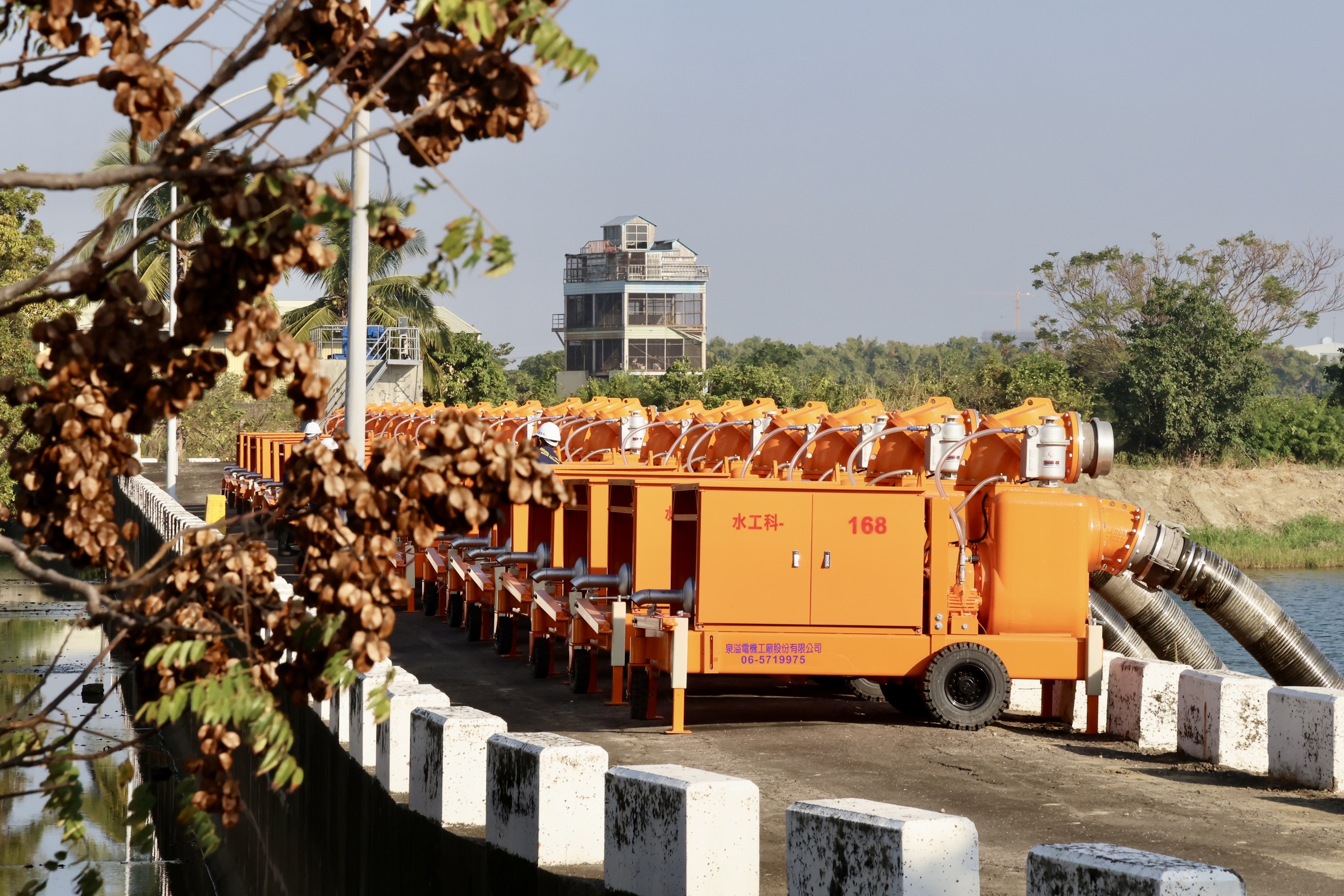 台南超前部署強化治水！60台移動式抽水機交機啟用 黃偉哲致力打造高韌性防汛城市