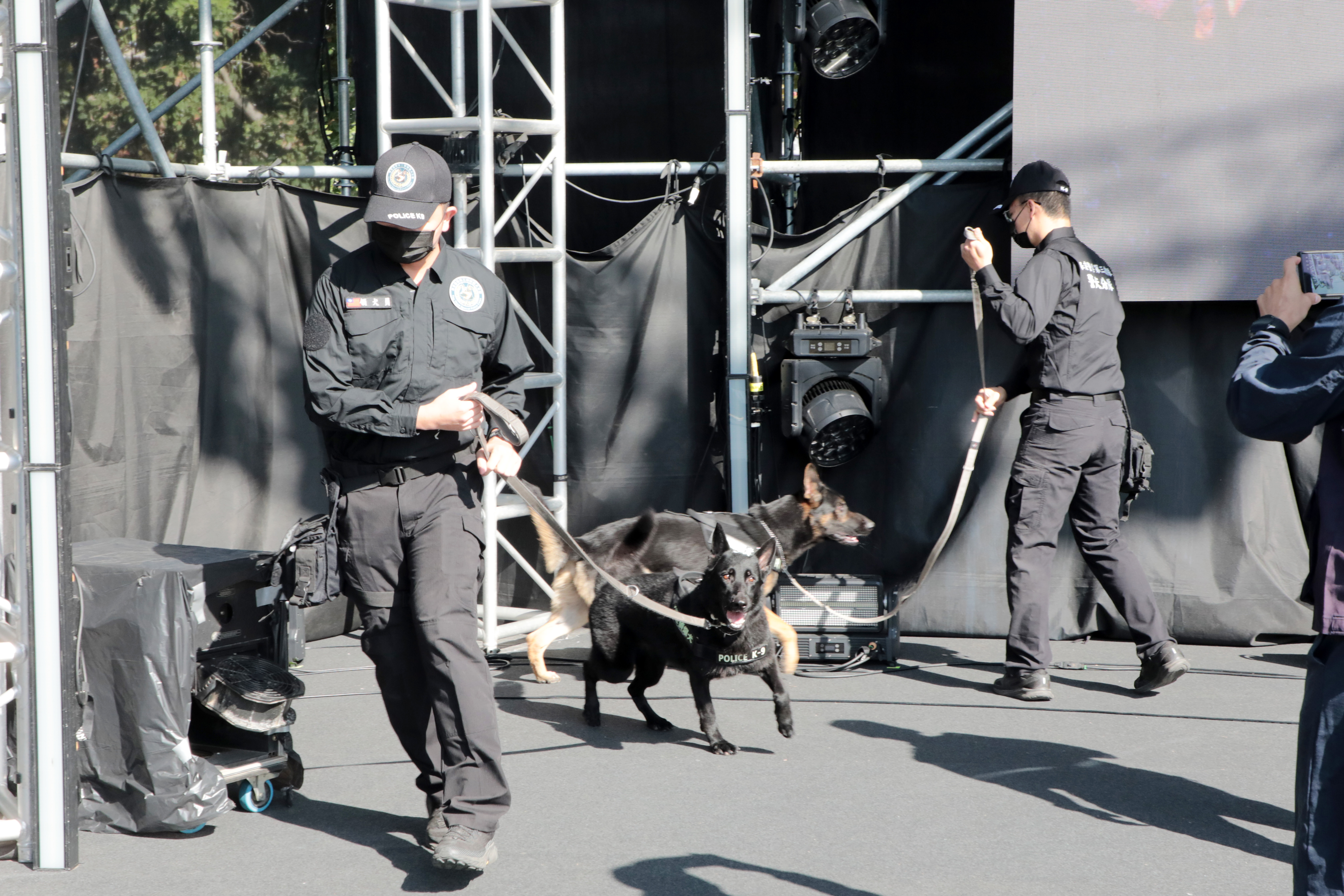 台南瘋跨年！豪華卡司加3,500發煙花秀 數百歌迷坐等開場 場外防爆犬加強治安