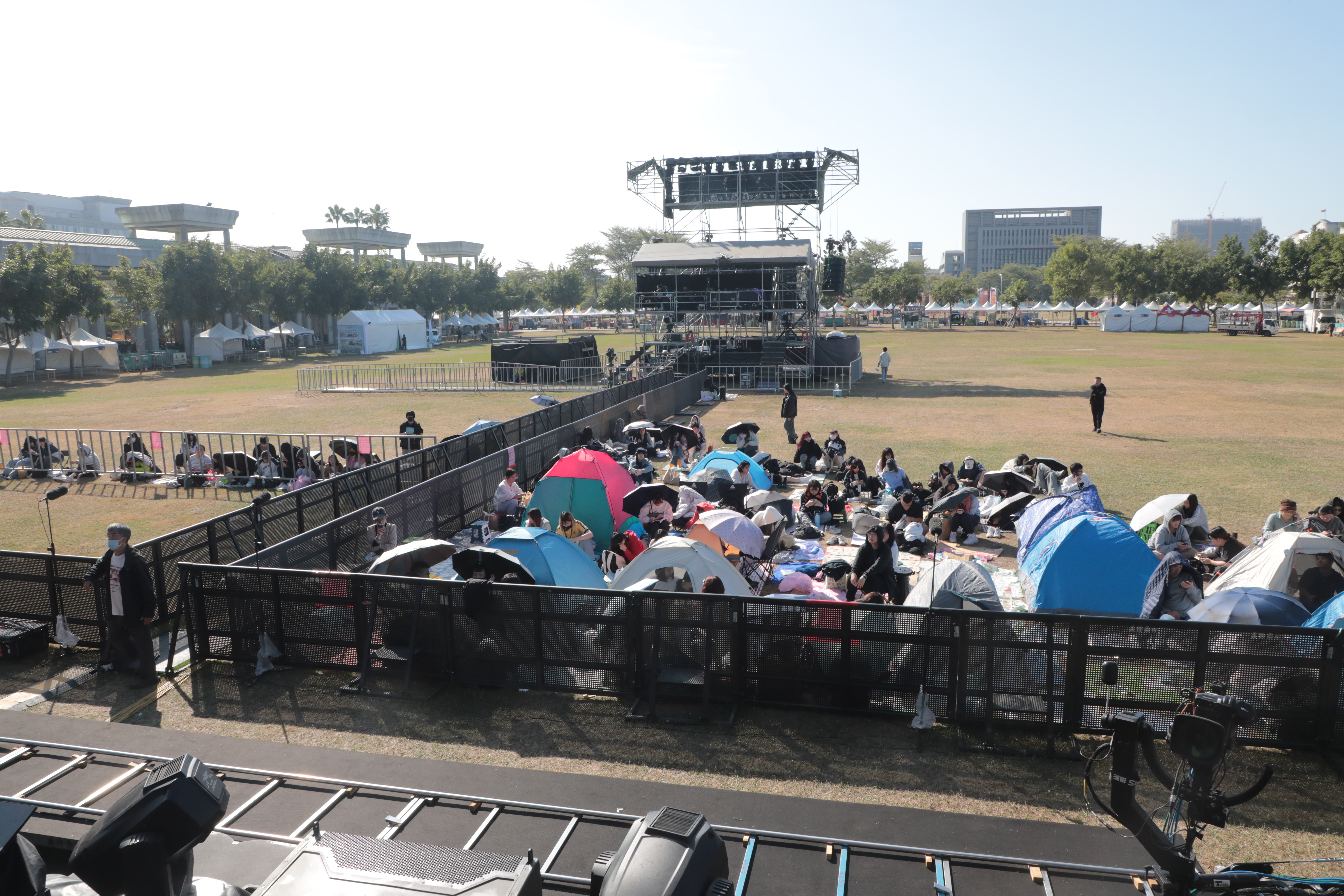 台南瘋跨年！豪華卡司加3,500發煙花秀 數百歌迷坐等開場 場外防爆犬加強治安