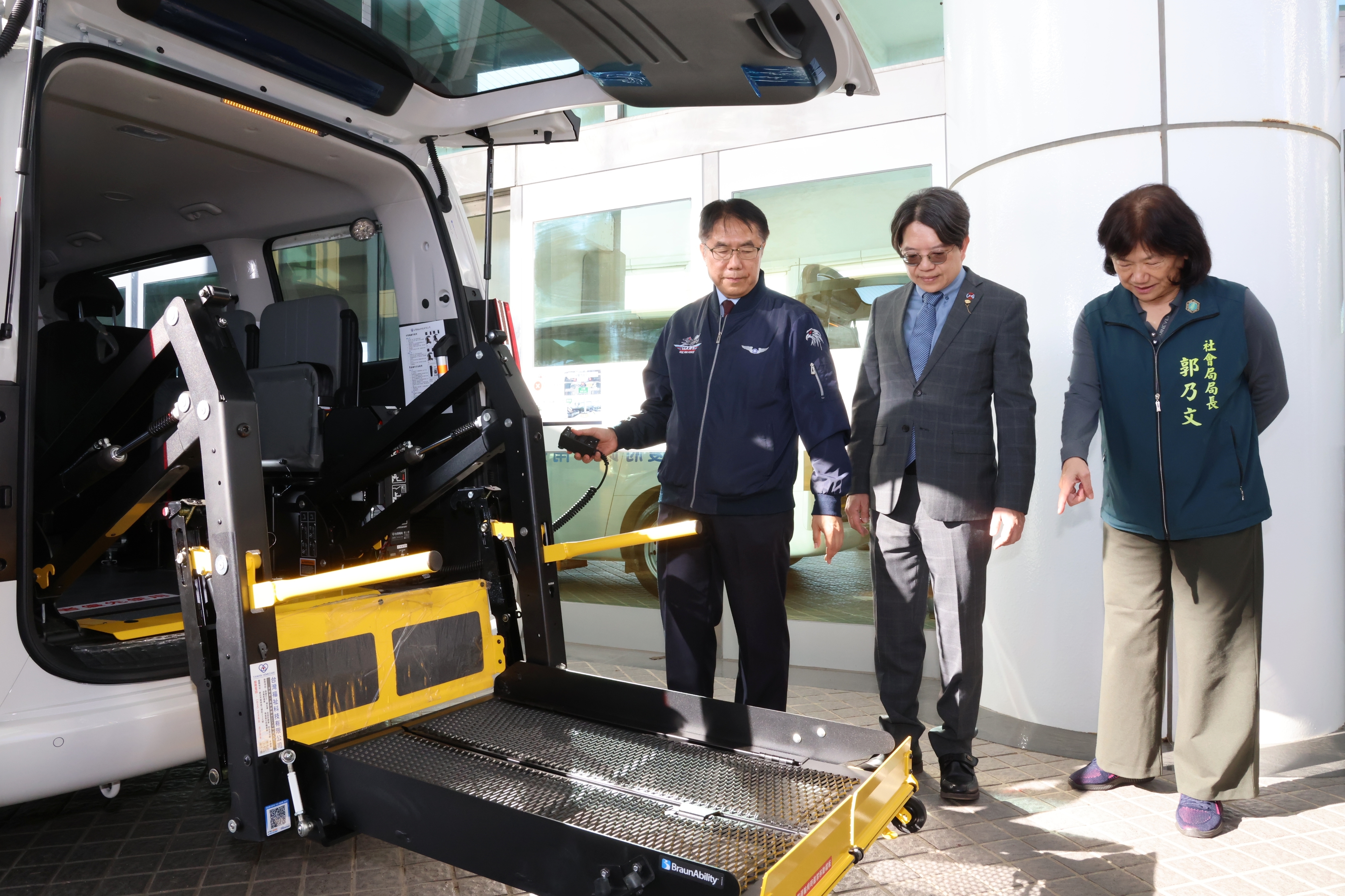 錸恩帕斯科技捐贈復康巴士 黃偉哲感謝企業回饋台南照顧弱勢