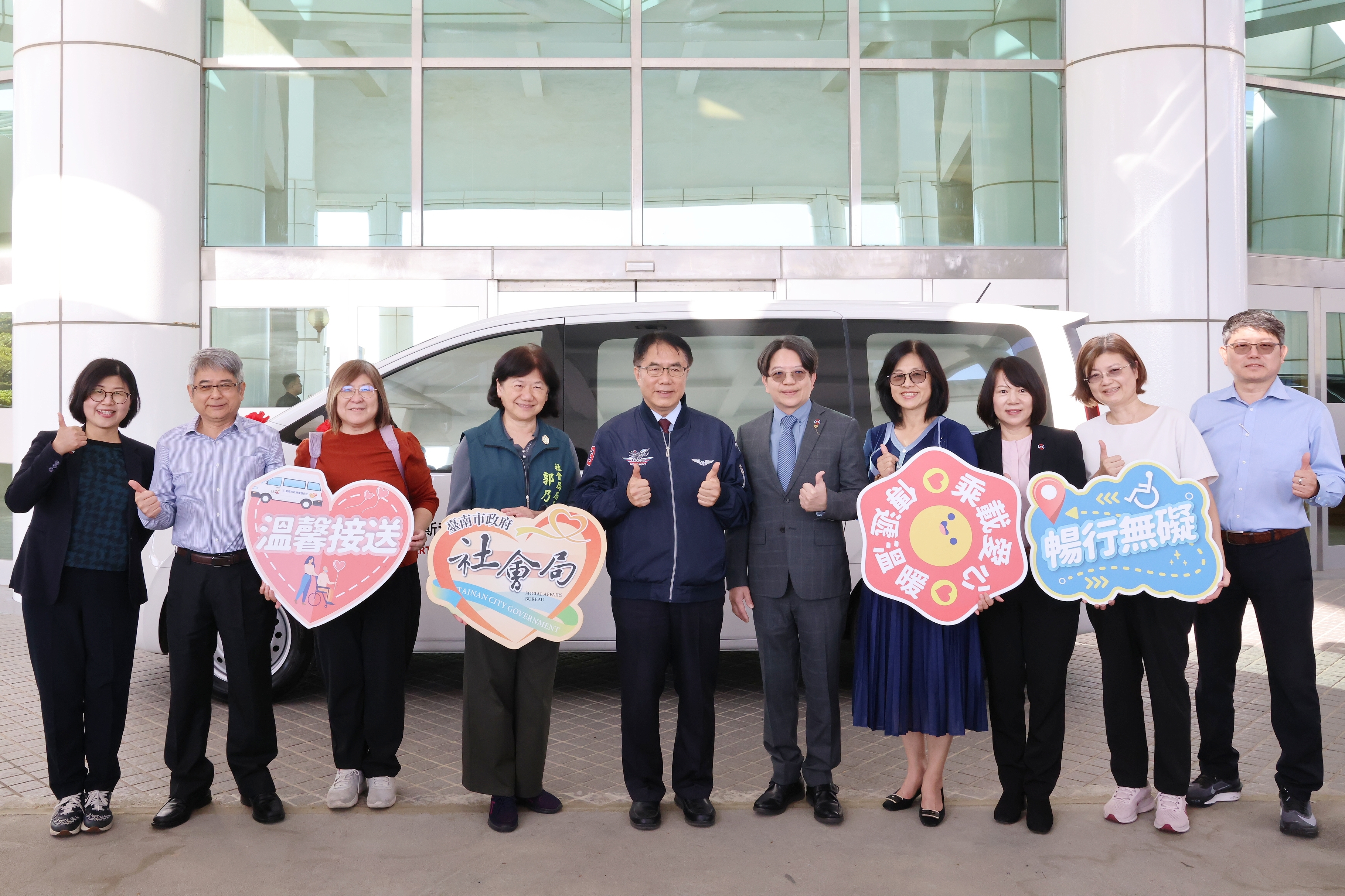 錸恩帕斯科技捐贈復康巴士 黃偉哲感謝企業回饋台南照顧弱勢