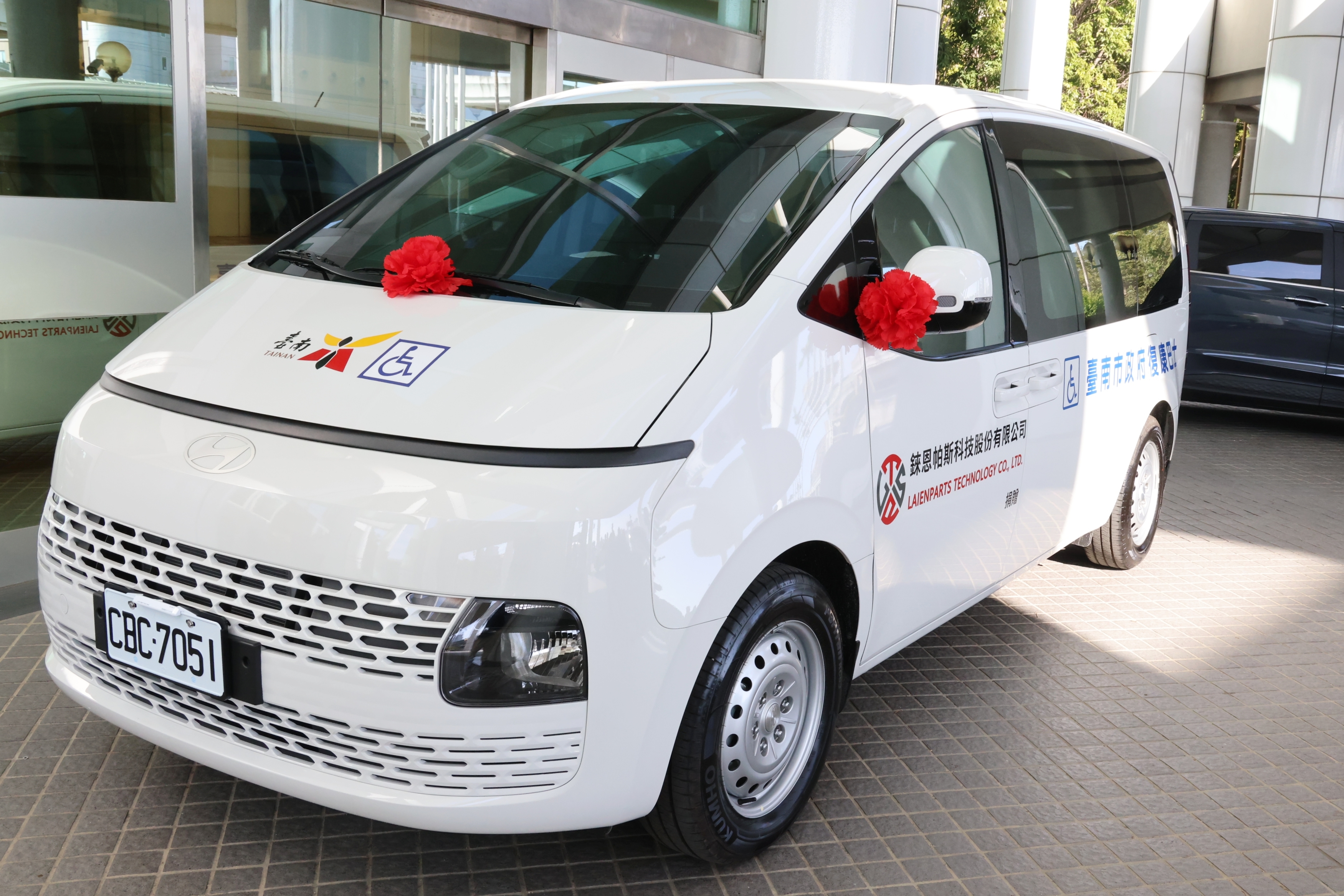 錸恩帕斯科技捐贈復康巴士 黃偉哲感謝企業回饋台南照顧弱勢