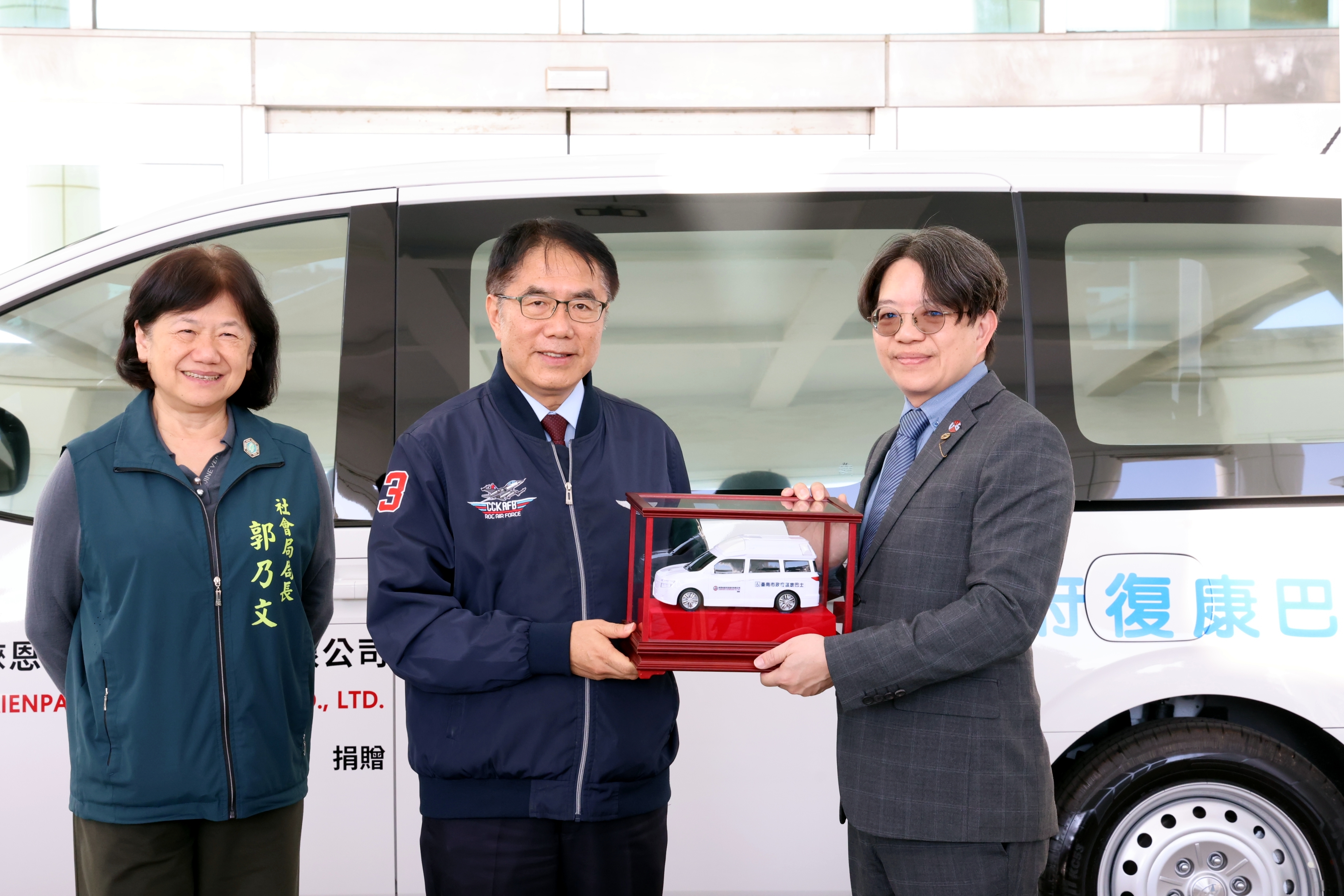 錸恩帕斯科技捐贈復康巴士 黃偉哲感謝企業回饋台南照顧弱勢