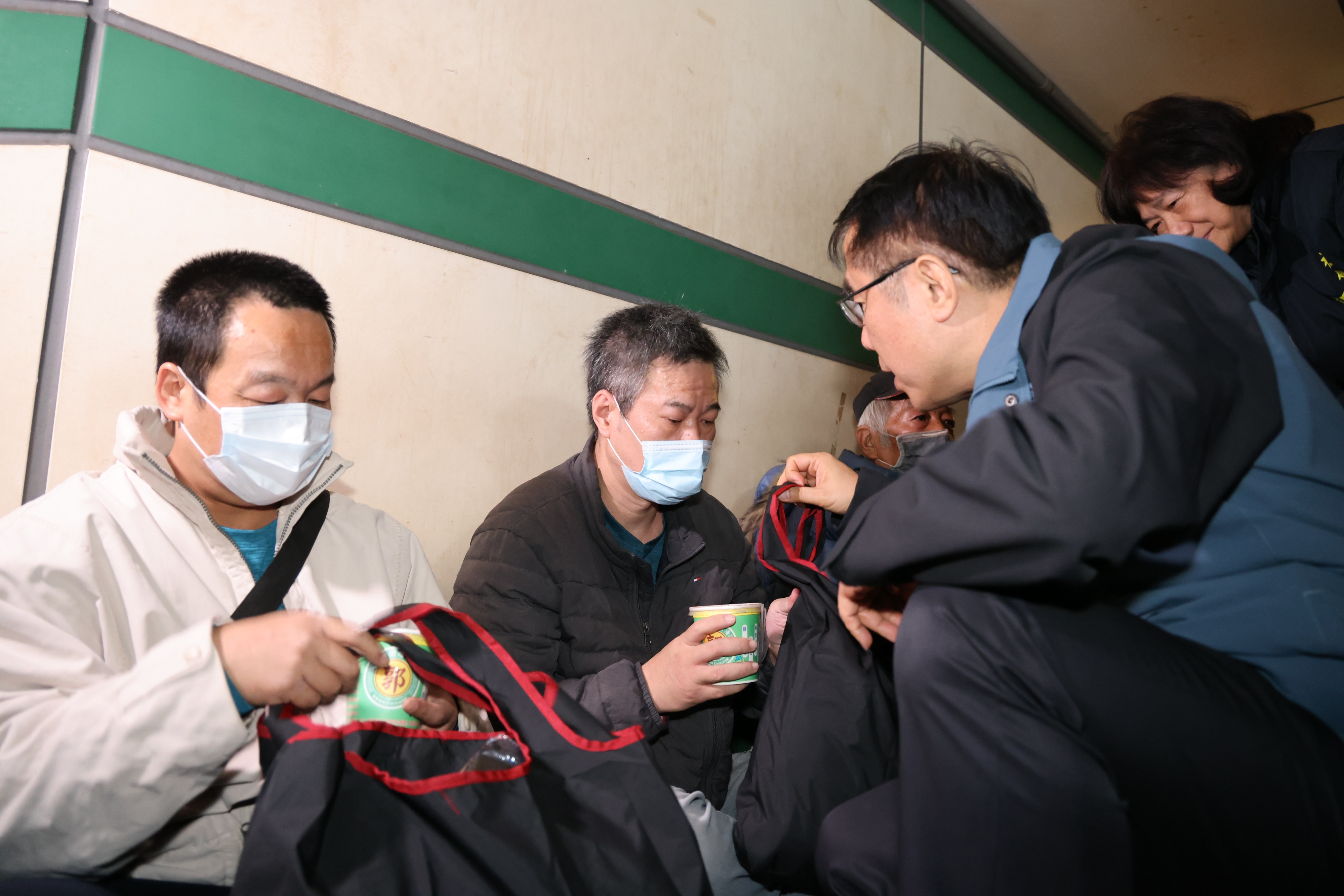 入冬首波寒流報到 黃偉哲啟動低溫關懷為街友送暖