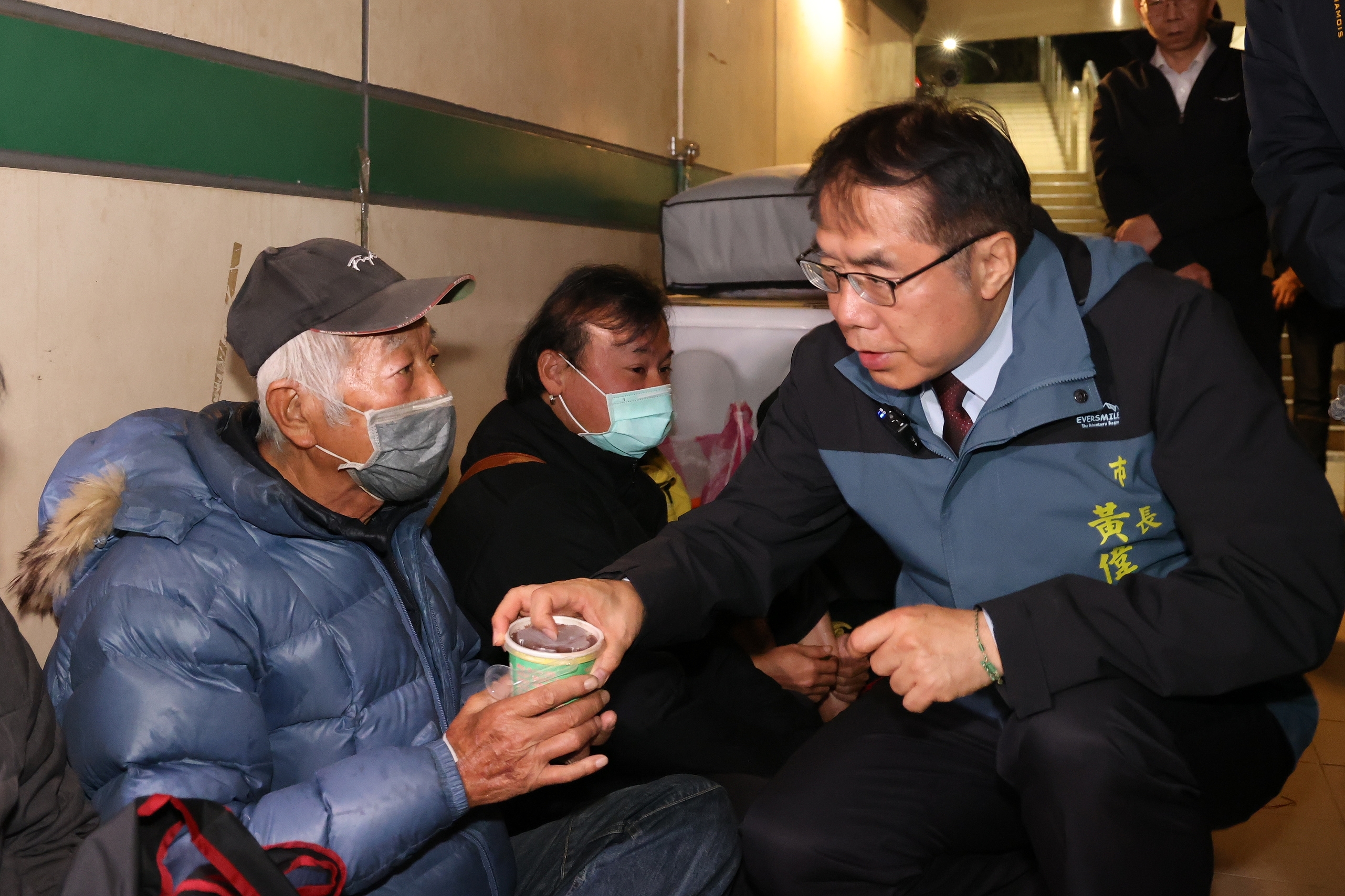 入冬首波寒流報到 黃偉哲啟動低溫關懷為街友送暖