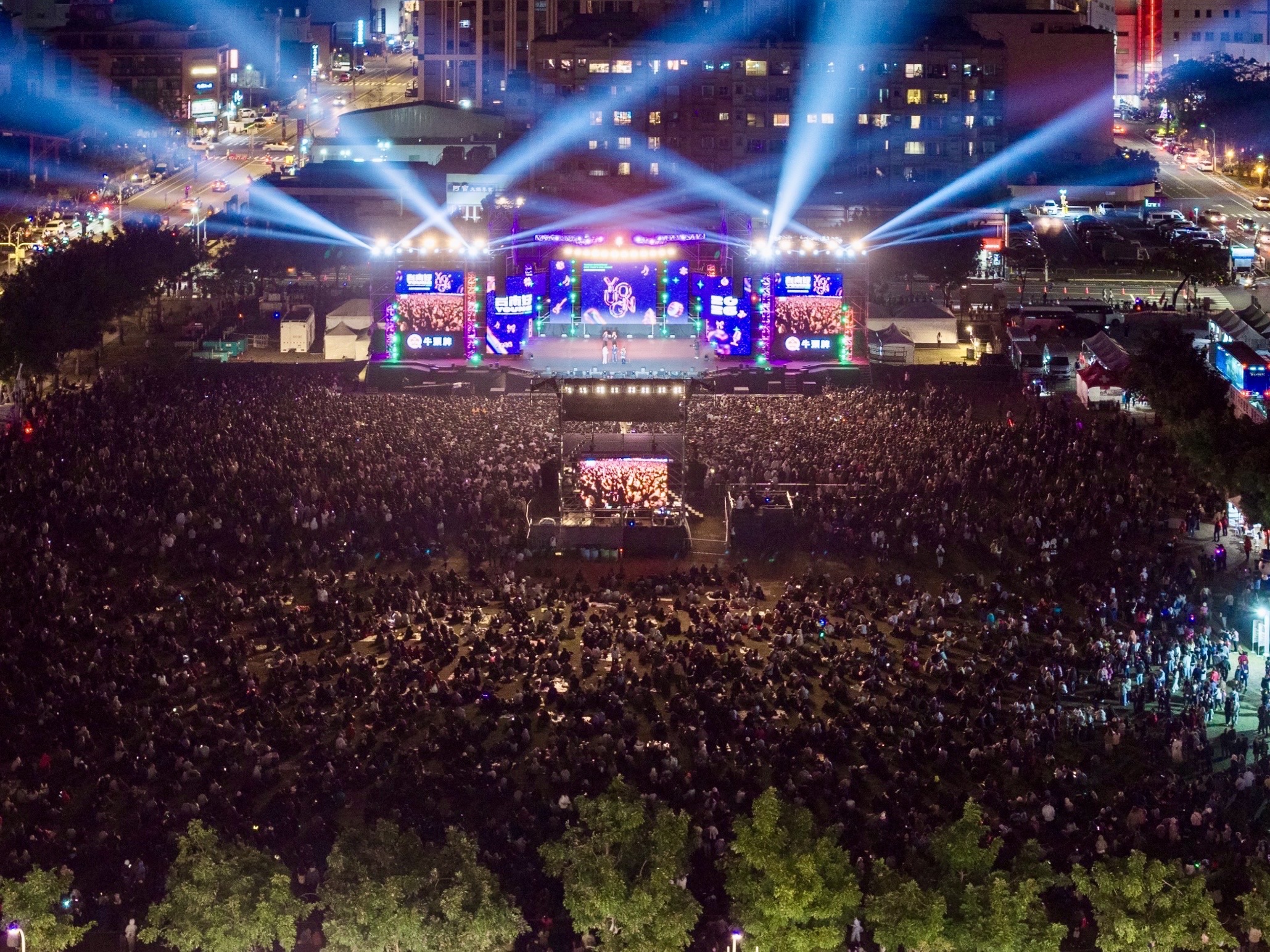 2026台南好young跨年熱力開唱內外都精彩 黃偉哲化身「台南伍佰」台上獻唱 後台美食圈粉國內外藝人