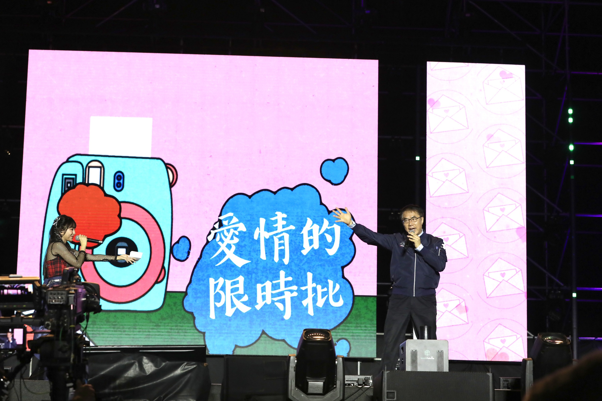 2026台南好young跨年熱力開唱內外都精彩 黃偉哲化身「台南伍佰」台上獻唱 後台美食圈粉國內外藝人