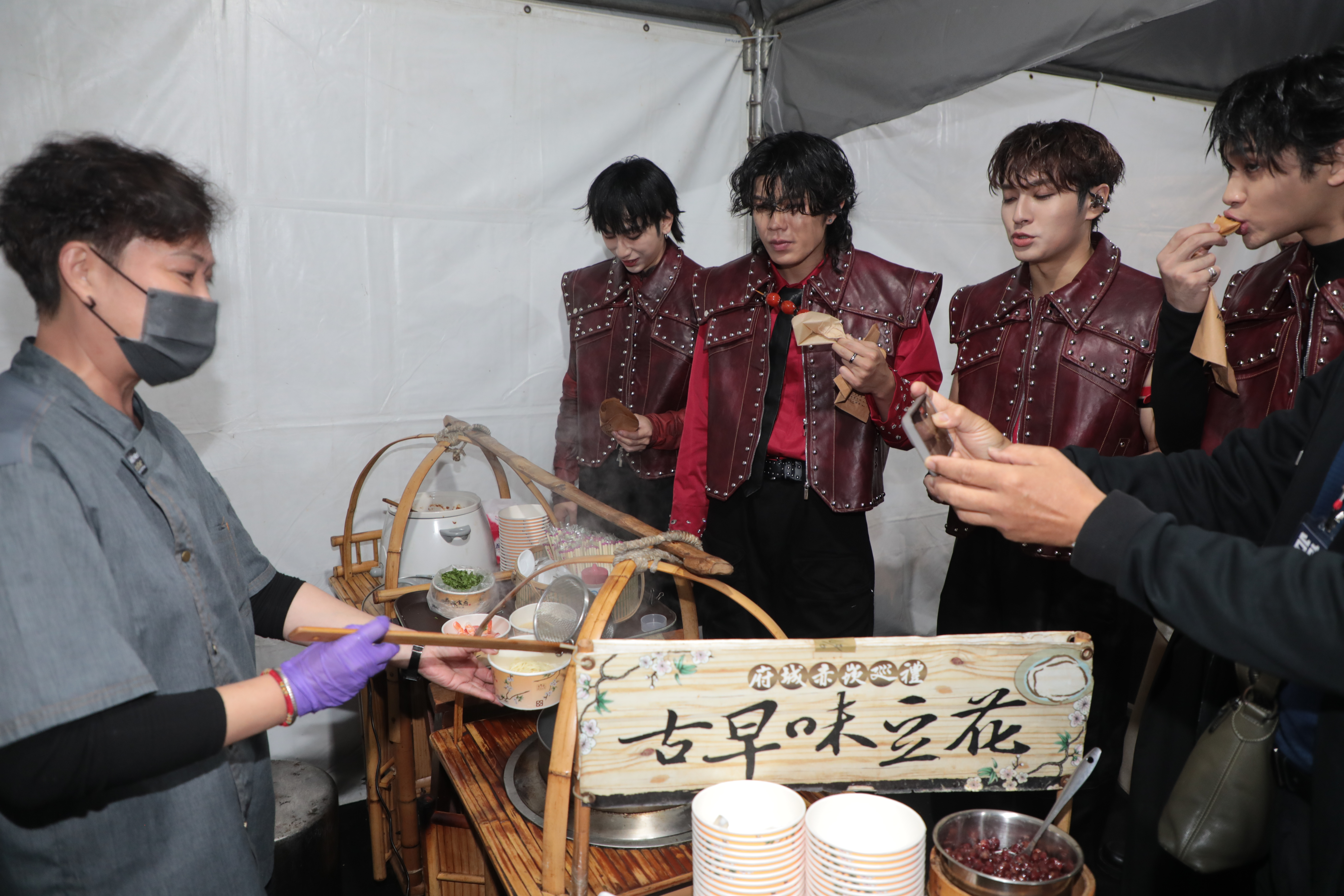 2026台南好young跨年熱力開唱內外都精彩 黃偉哲化身「台南伍佰」台上獻唱 後台美食圈粉國內外藝人