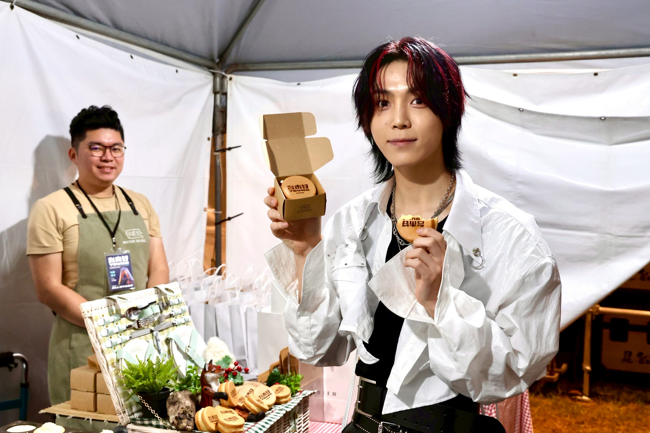 2026台南好young跨年熱力開唱內外都精彩 黃偉哲化身「台南伍佰」台上獻唱 後台美食圈粉國內外藝人