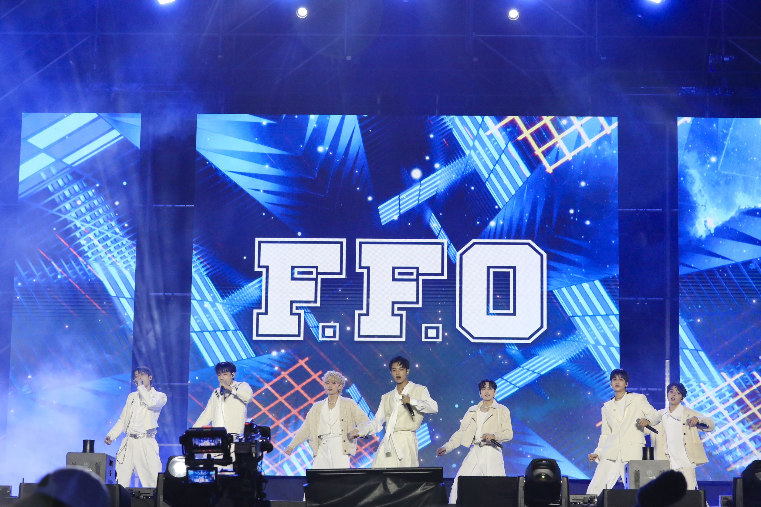 2026台南好young跨年熱力開唱內外都精彩 黃偉哲化身「台南伍佰」台上獻唱 後台美食圈粉國內外藝人