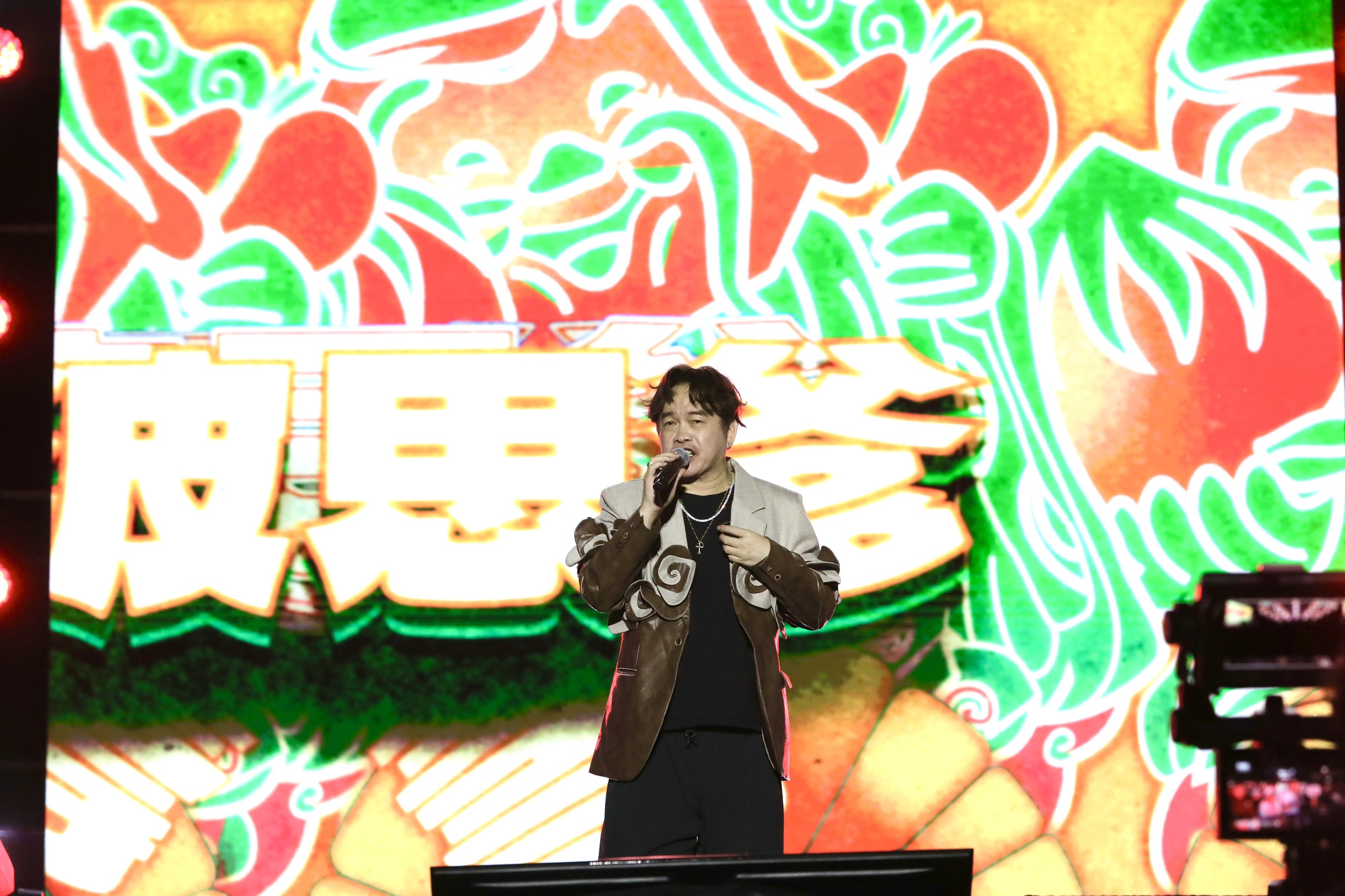 2026台南好young跨年熱力開唱內外都精彩 黃偉哲化身「台南伍佰」台上獻唱 後台美食圈粉國內外藝人