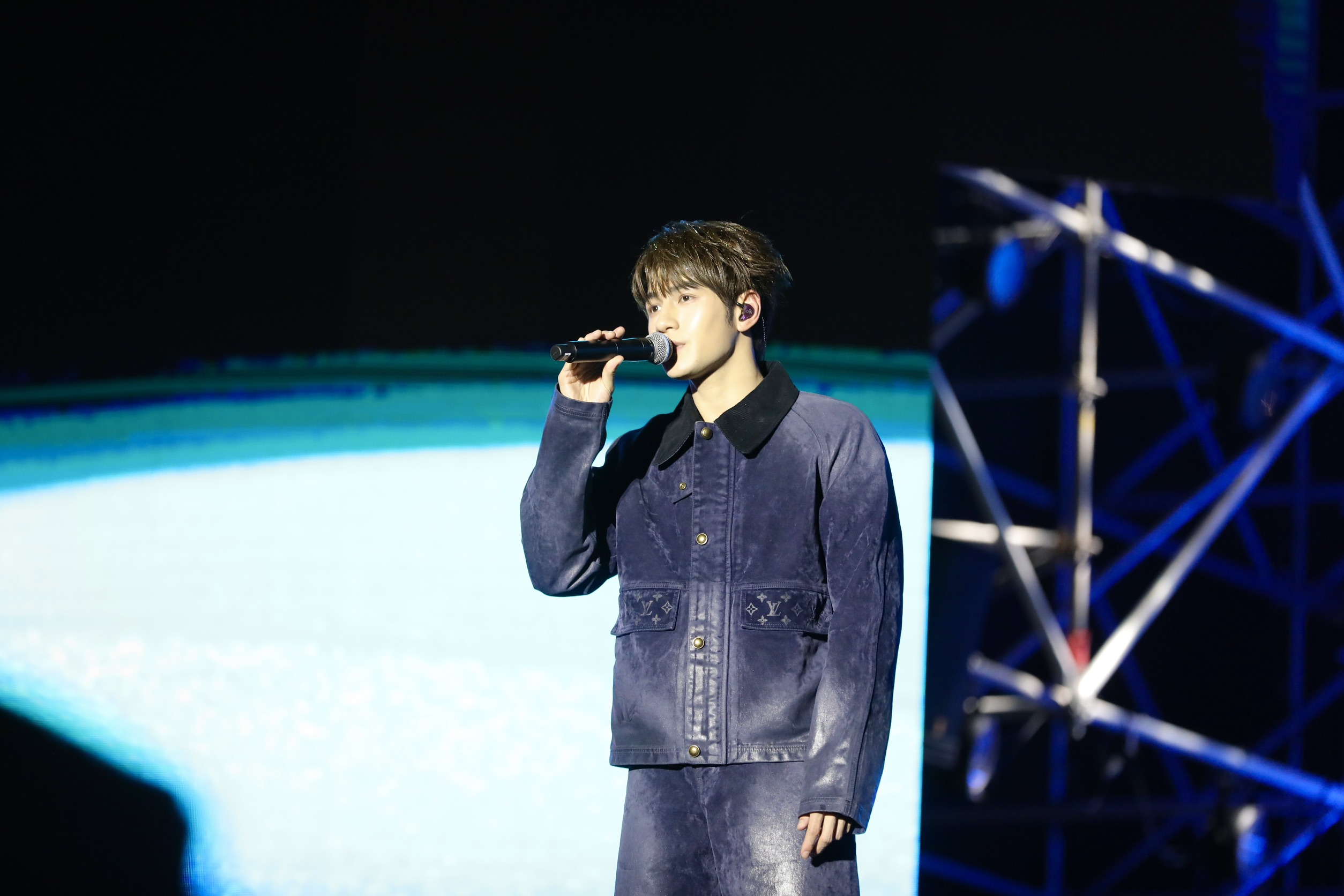 2026台南好young跨年熱力開唱內外都精彩 黃偉哲化身「台南伍佰」台上獻唱 後台美食圈粉國內外藝人