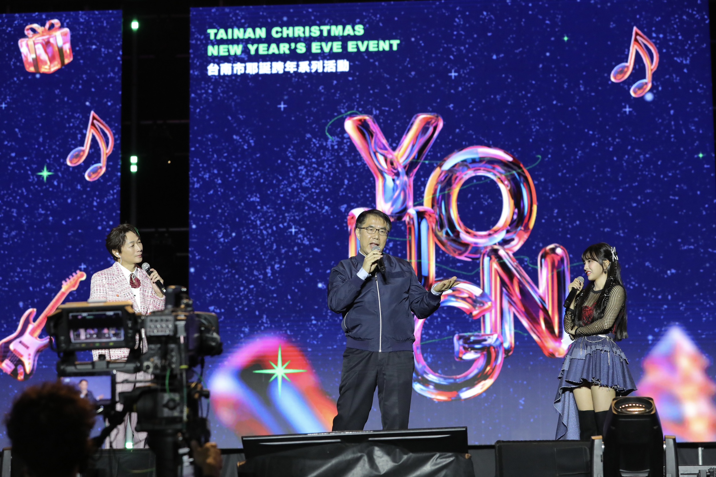 2026台南好young跨年熱力開唱內外都精彩 黃偉哲化身「台南伍佰」台上獻唱 後台美食圈粉國內外藝人