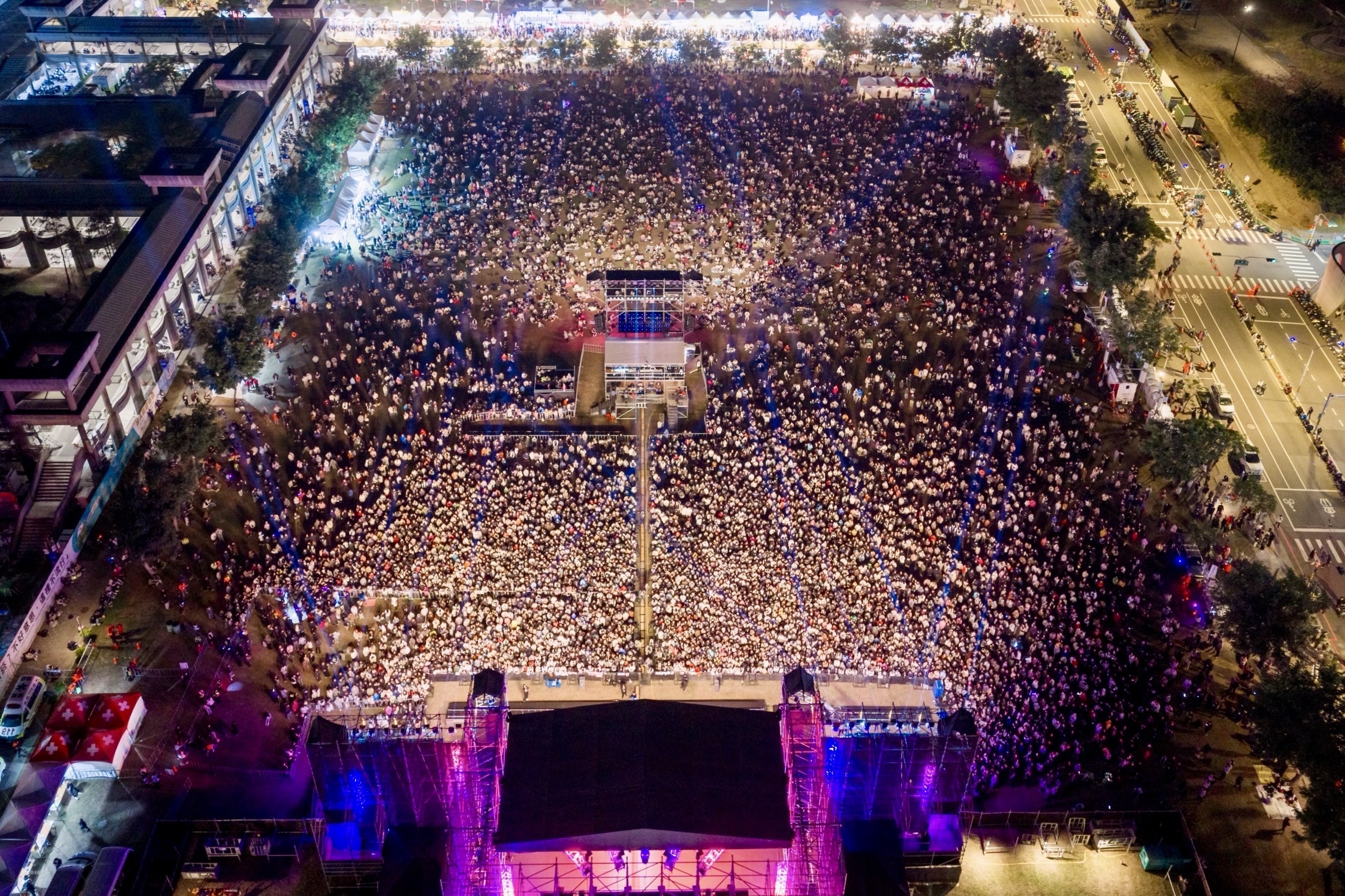 2026台南好young跨年熱力開唱內外都精彩 黃偉哲化身「台南伍佰」台上獻唱 後台美食圈粉國內外藝人