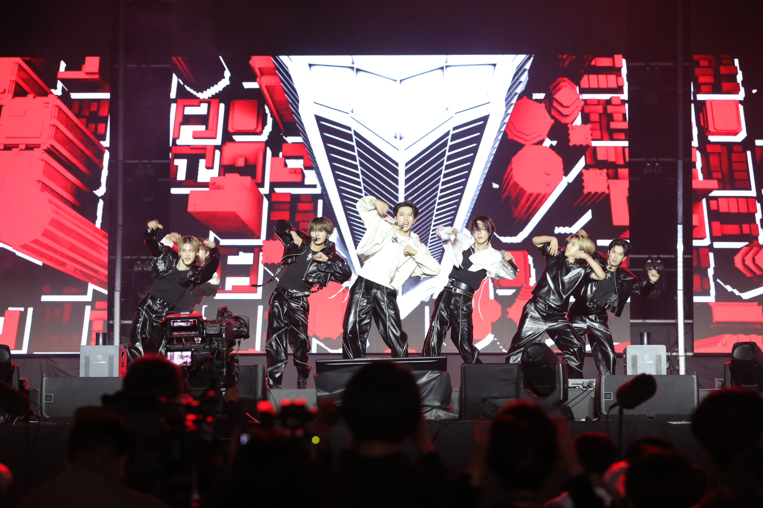 2026台南好young跨年熱力開唱內外都精彩 黃偉哲化身「台南伍佰」台上獻唱 後台美食圈粉國內外藝人