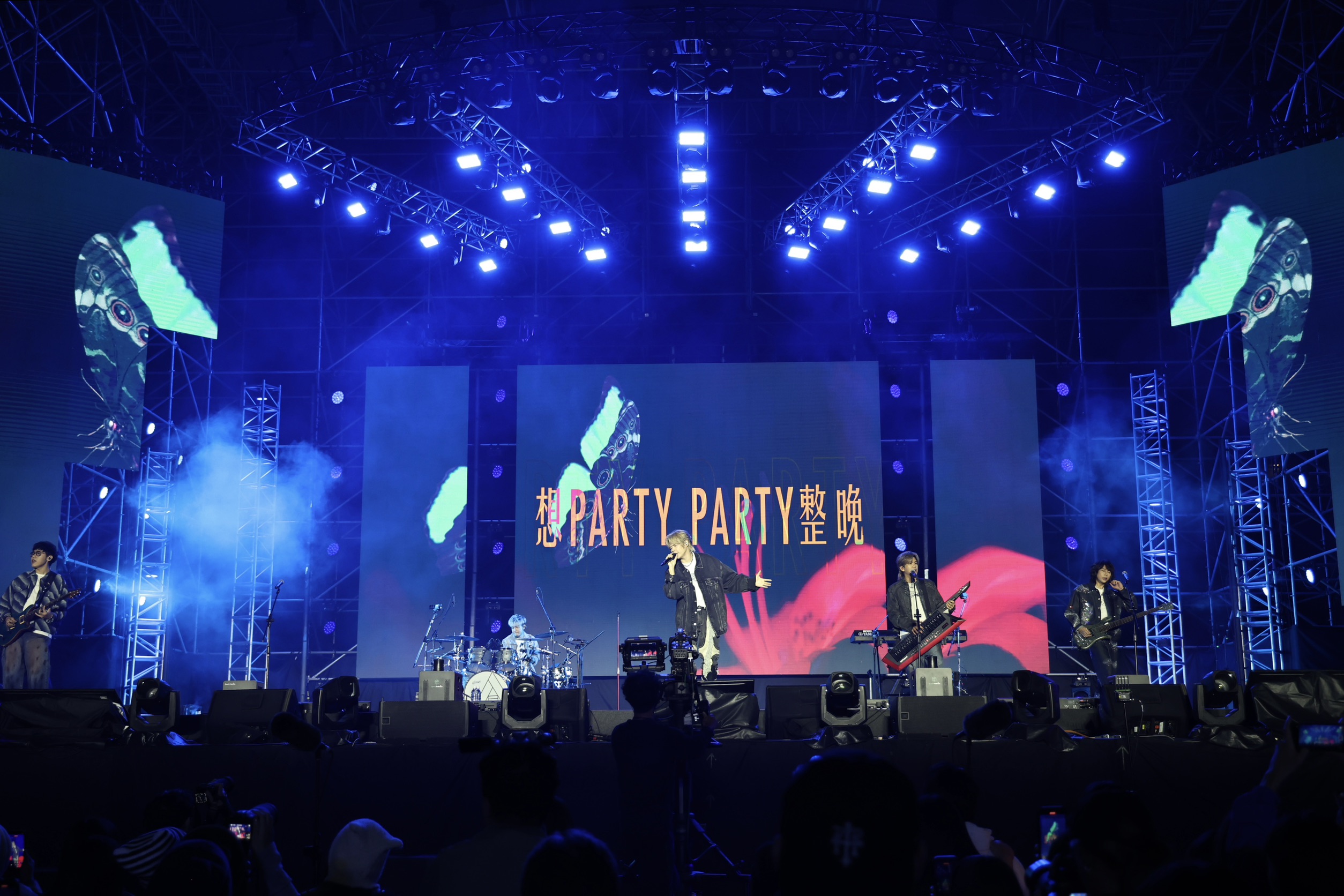 2026台南好young跨年熱力開唱內外都精彩 黃偉哲化身「台南伍佰」台上獻唱 後台美食圈粉國內外藝人