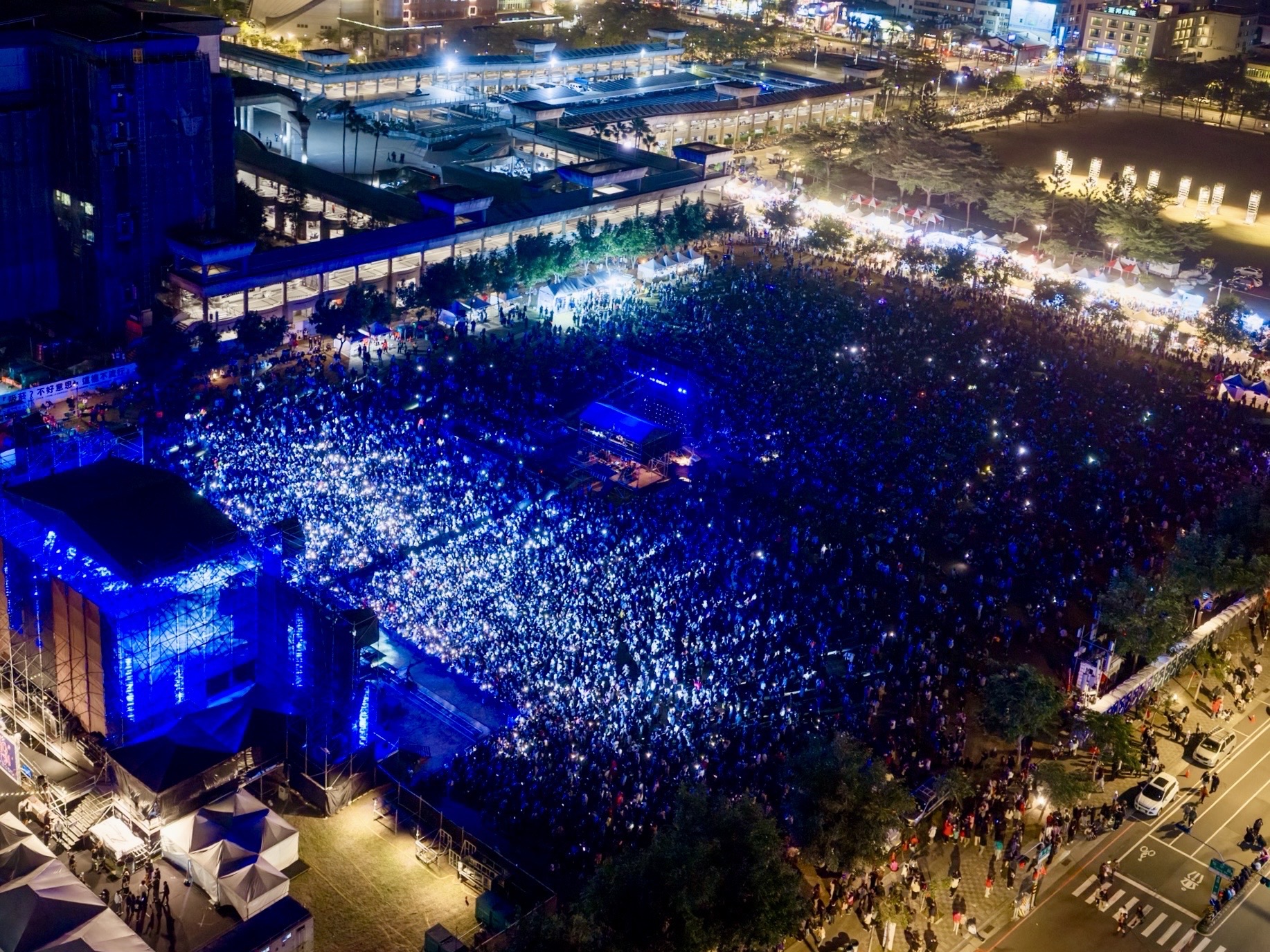 2026台南好young跨年熱力開唱內外都精彩 黃偉哲化身「台南伍佰」台上獻唱 後台美食圈粉國內外藝人