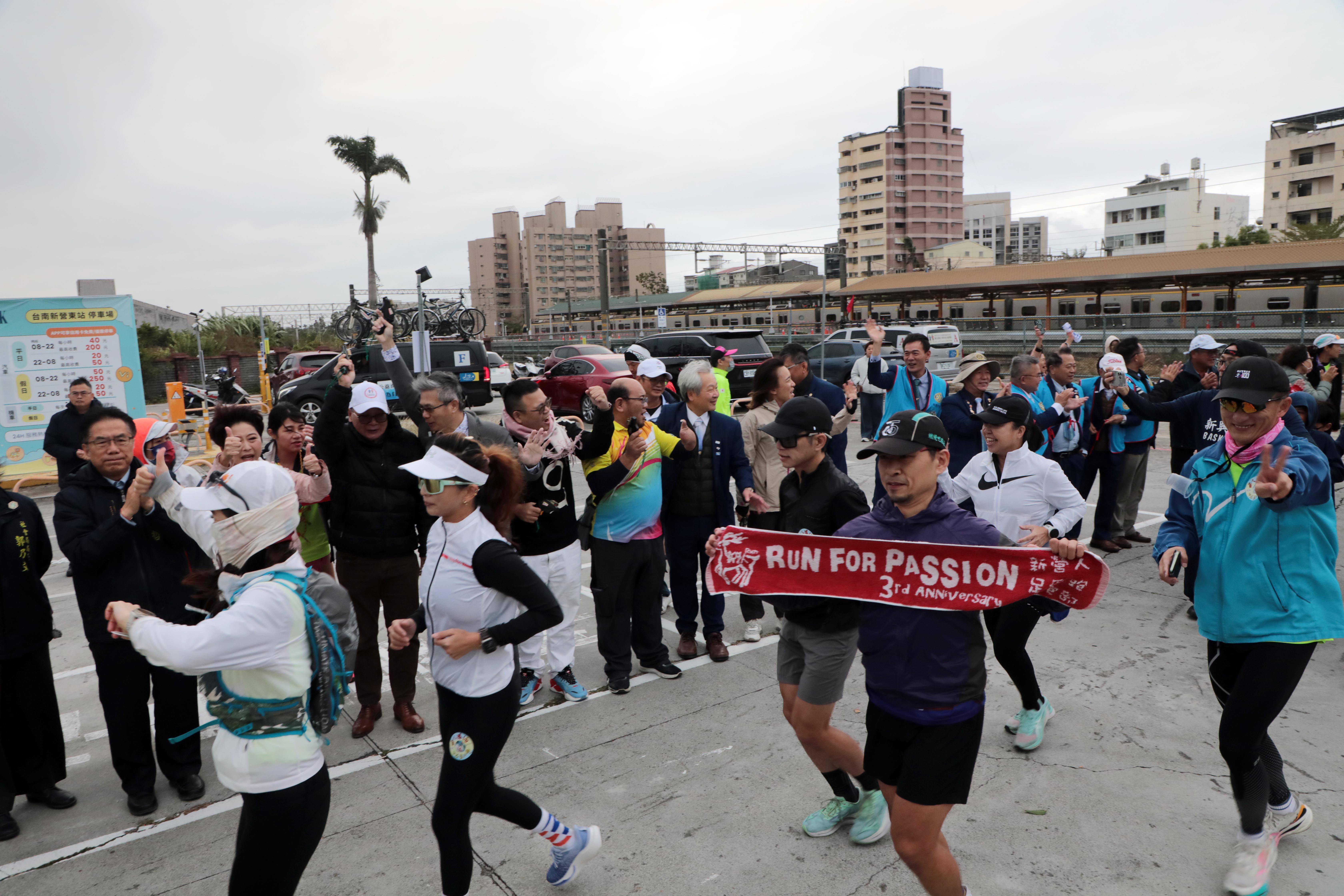 「盲人環台為公益而跑」台南清晨低溫中起跑　黃偉哲肯定「勇者」以熱情溫暖弱勢