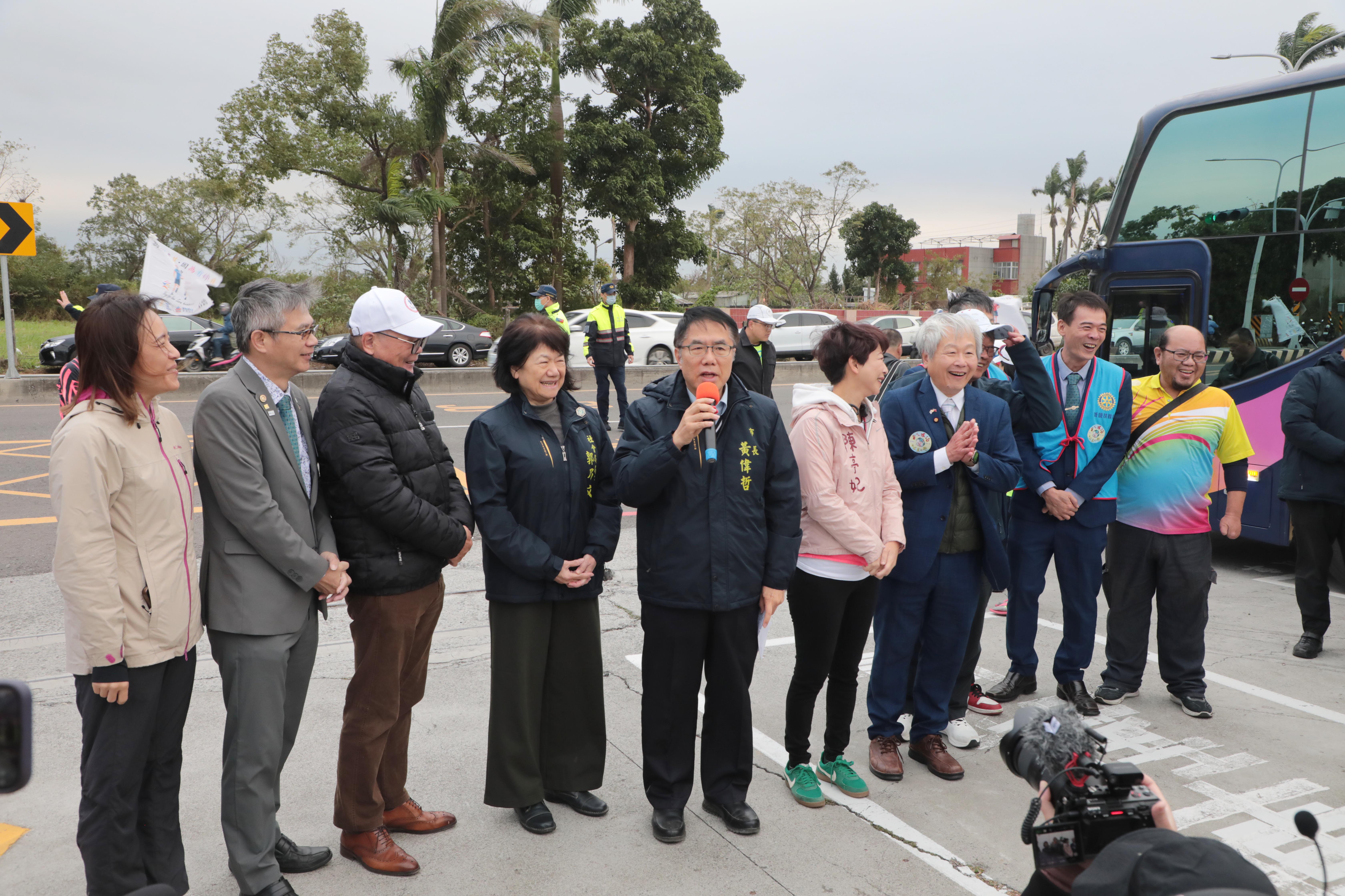 「盲人環台為公益而跑」台南清晨低溫中起跑　黃偉哲肯定「勇者」以熱情溫暖弱勢