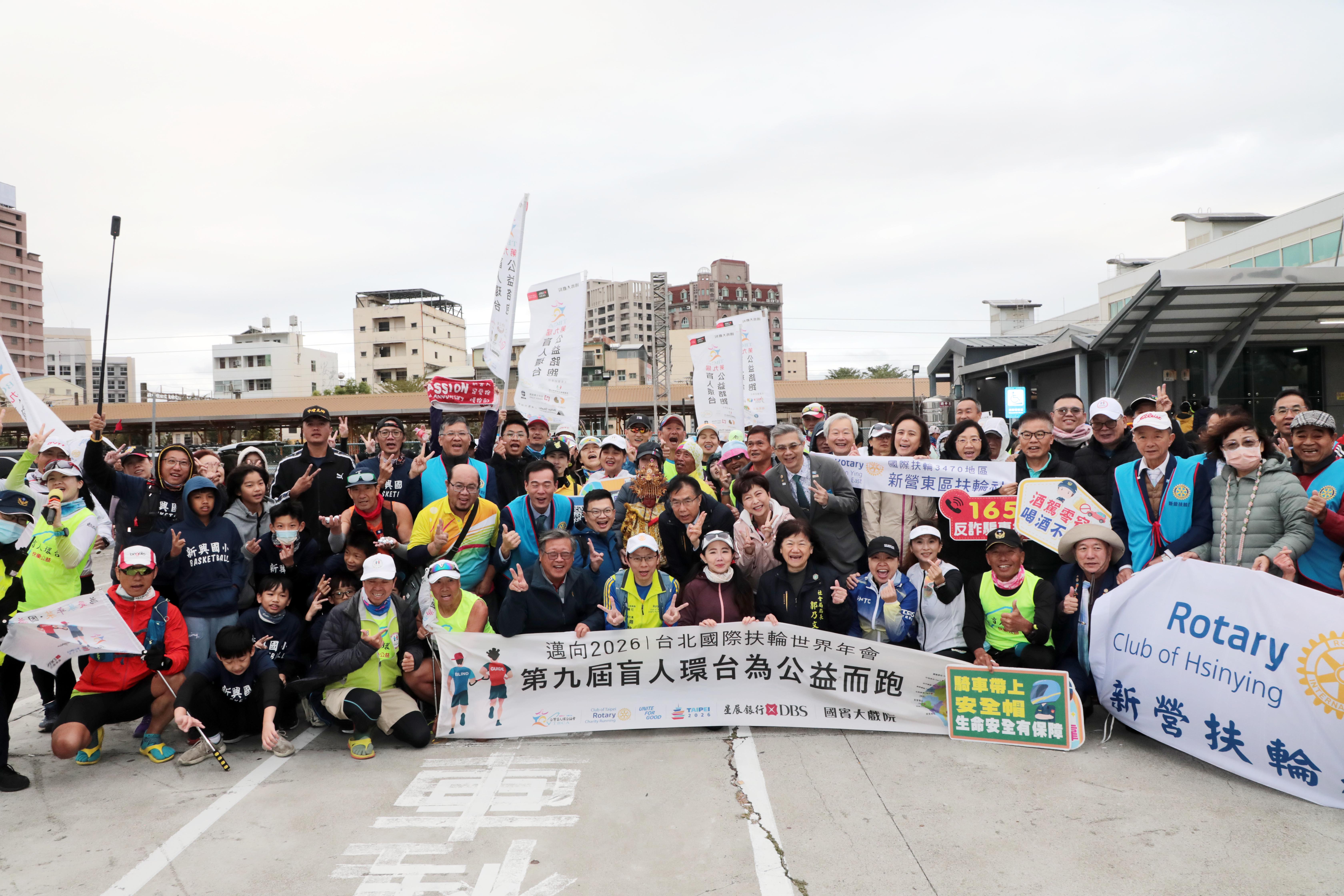 「盲人環台為公益而跑」台南清晨低溫中起跑　黃偉哲肯定「勇者」以熱情溫暖弱勢