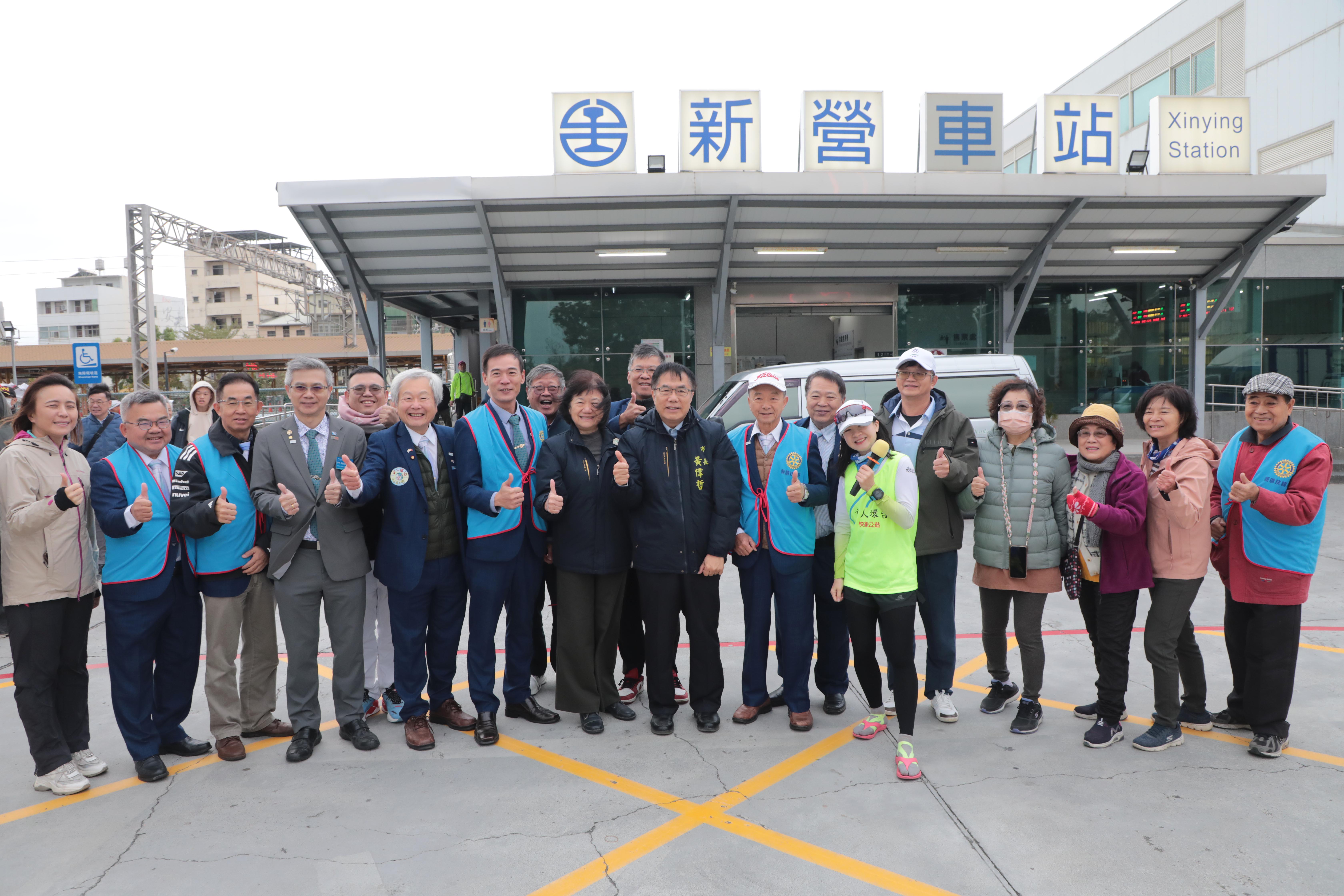 「盲人環台為公益而跑」台南清晨低溫中起跑　黃偉哲肯定「勇者」以熱情溫暖弱勢