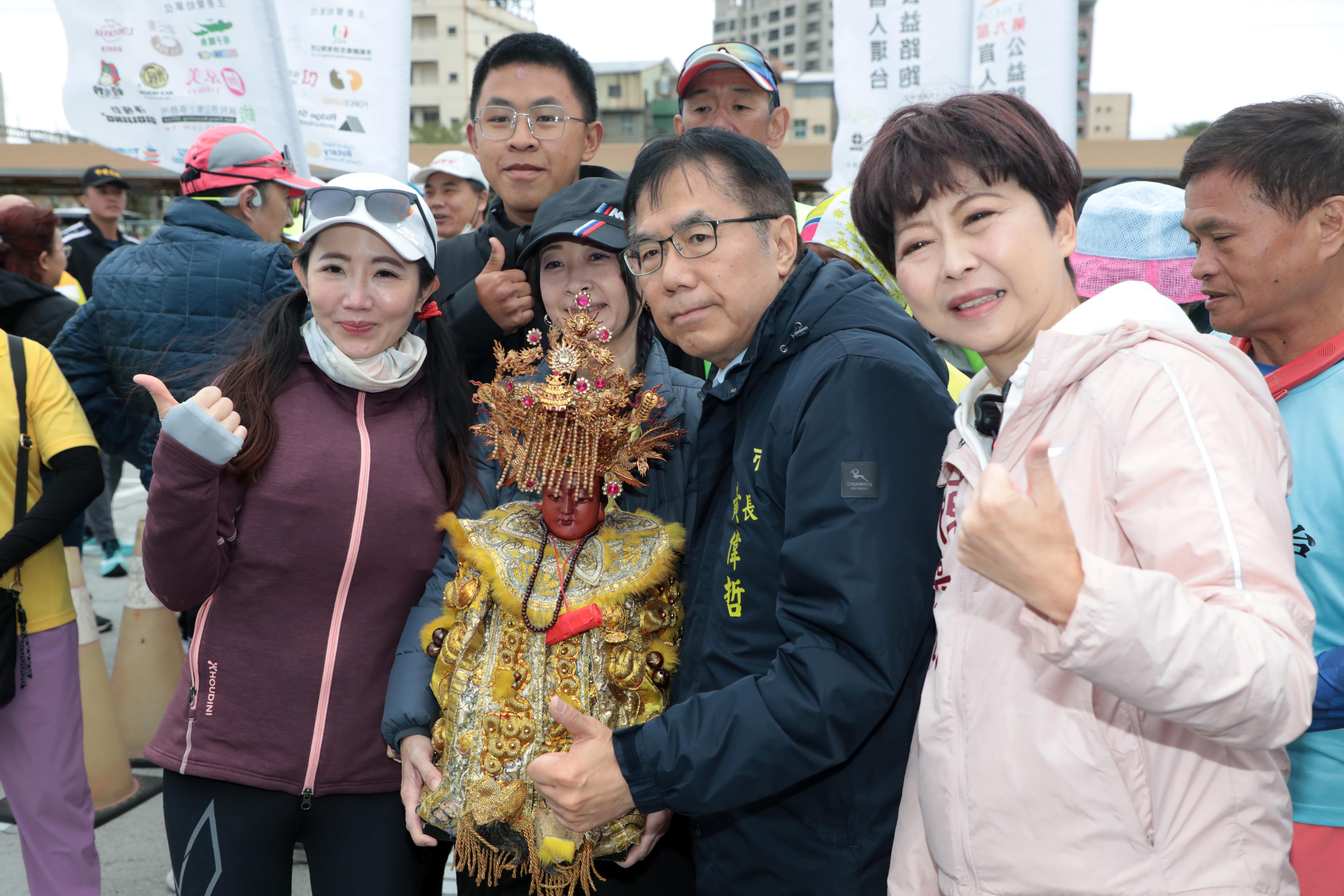 「盲人環台為公益而跑」台南清晨低溫中起跑　黃偉哲肯定「勇者」以熱情溫暖弱勢